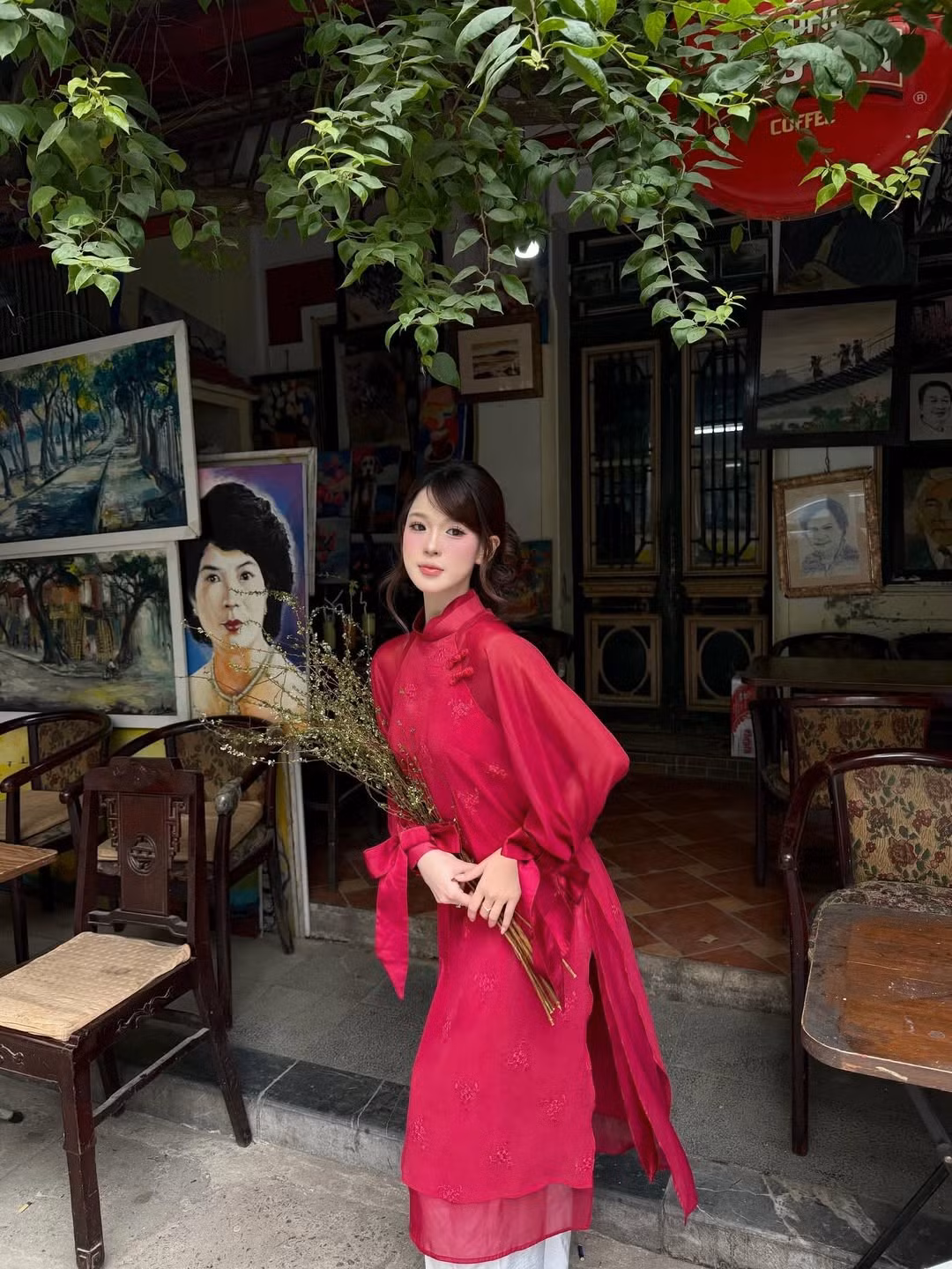 Bộ ảnh được thực hiện tại một góc phố nhỏ mang đậm dấu ấn nghệ thuật của Hà Nội, nơi trưng bày những bức tranh sơn dầu về phong cảnh và con người Việt Nam. (Ảnh: IGNV)