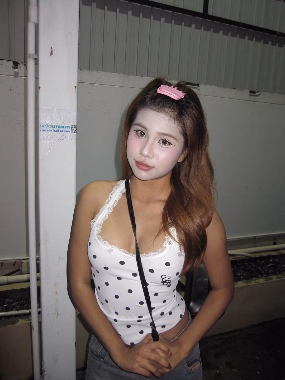 Trong nhiều bức ảnh, khuôn mặt cô dường như được phủ một lớp phấn trắng dày, đôi khi còn kèm theo hiệu ứng mắt to, tròn và má hồng nhẹ nhàng. (Ảnh: IGNV)