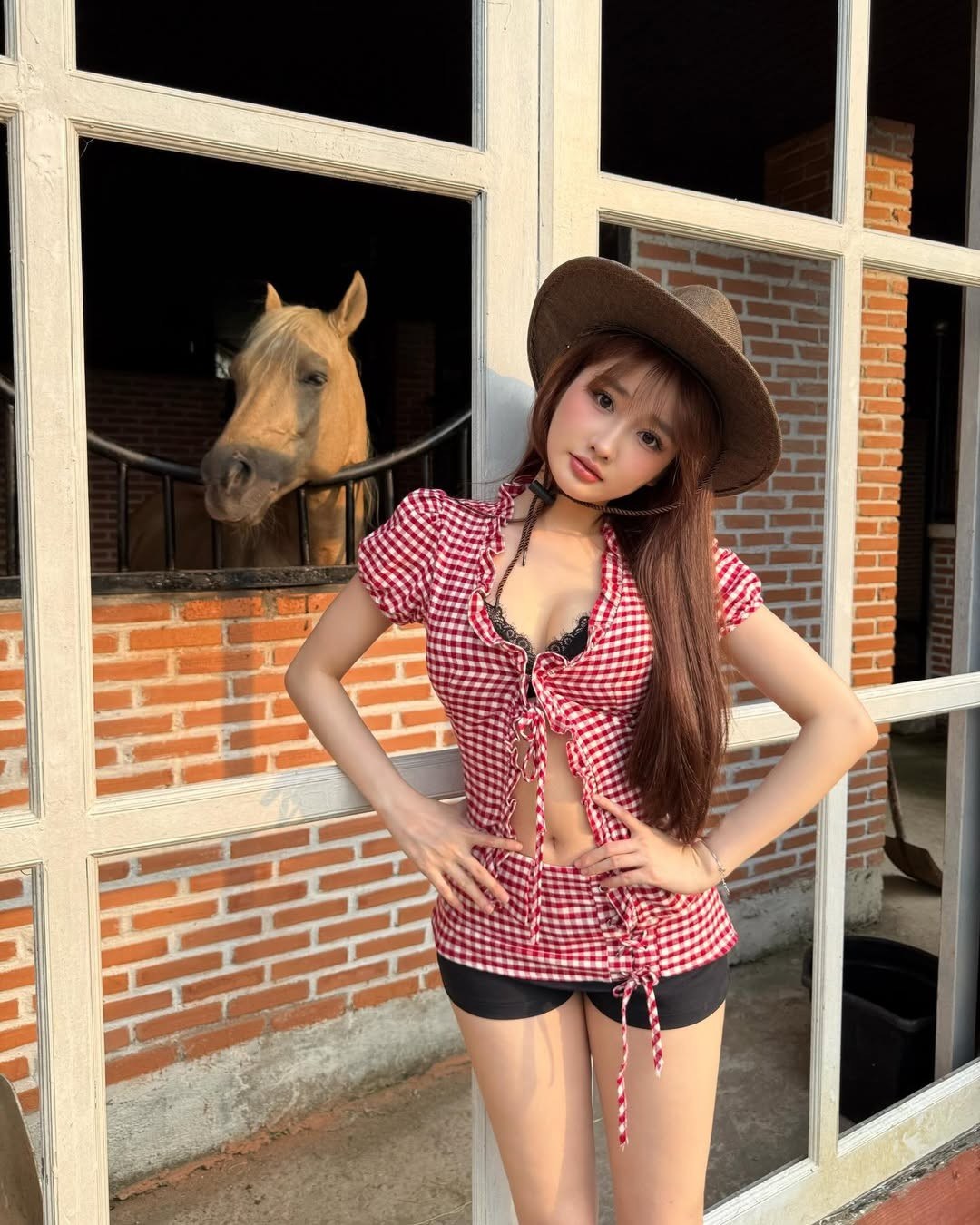 Điểm nhấn của bộ trang phục chính là chiếc áo sơ mi caro đỏ trắng được thiết kế theo kiểu croptop thắt dây, giúp cô nàng khoe khéo vòng eo con kiến không chút mỡ thừa. (Ảnh: IGNV)