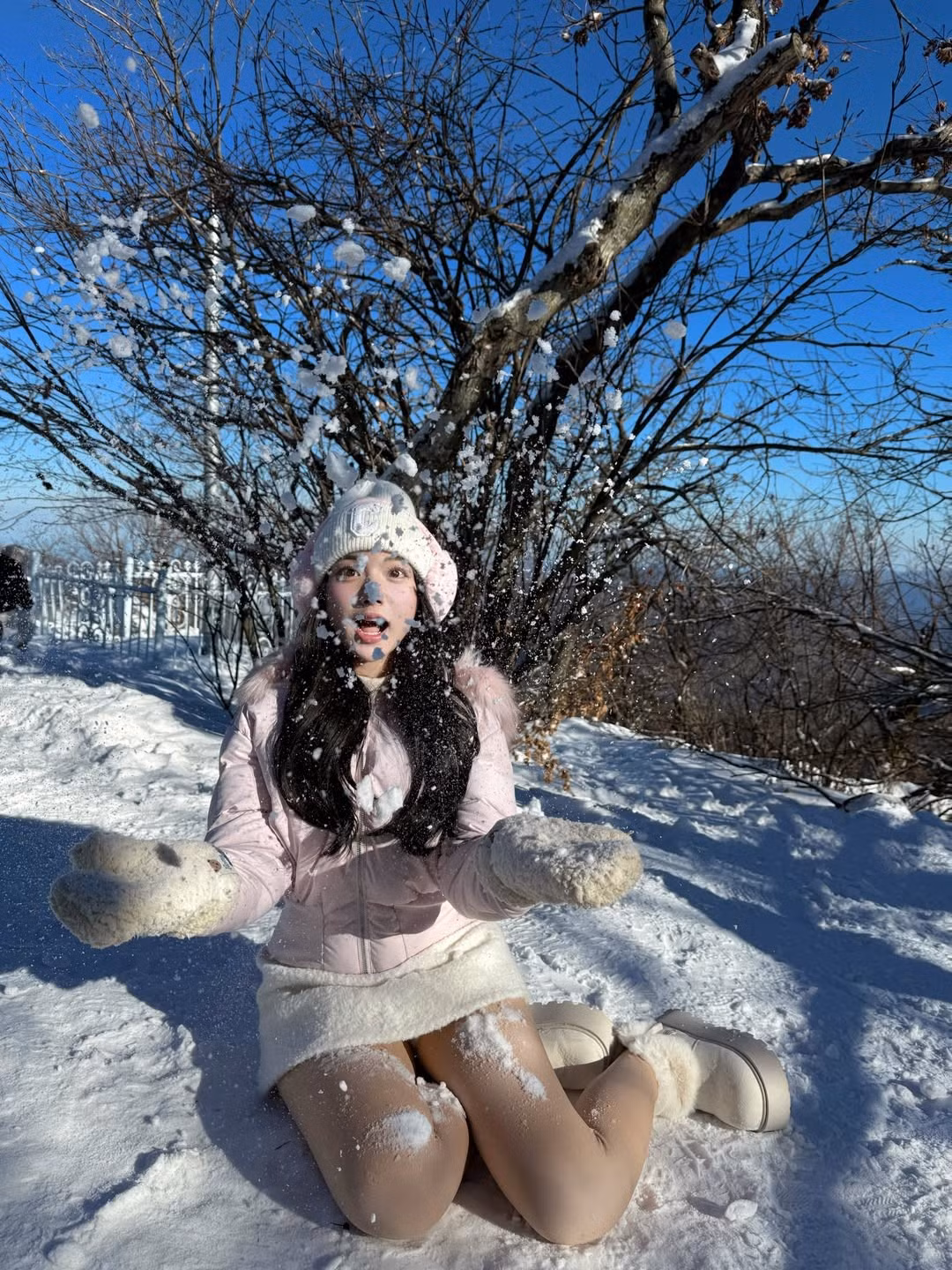 Trong loạt ảnh, Quỳnh Trương diện chiếc áo phao dáng ngắn với phần cổ lông sang chảnh, kết hợp cùng chân váy ngắn và phụ kiện giữ ấm như mũ len, chụp tai bằng lông cực kỳ đáng yêu. (Ảnh: IGNV)