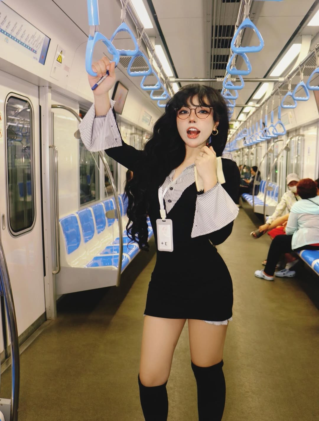 Trong bộ ảnh, Bảo Khuyên lựa chọn trang phục theo phong cách Office Siren - xu hướng thời trang đang làm mưa làm gió toàn cầu. Cô kết hợp chiếc áo sơ mi kẻ sọc cách điệu với phần tay loe điệu đà cùng chân váy ôm sát khoe trọn đường cong cơ thể. (Ảnh: IGNV)