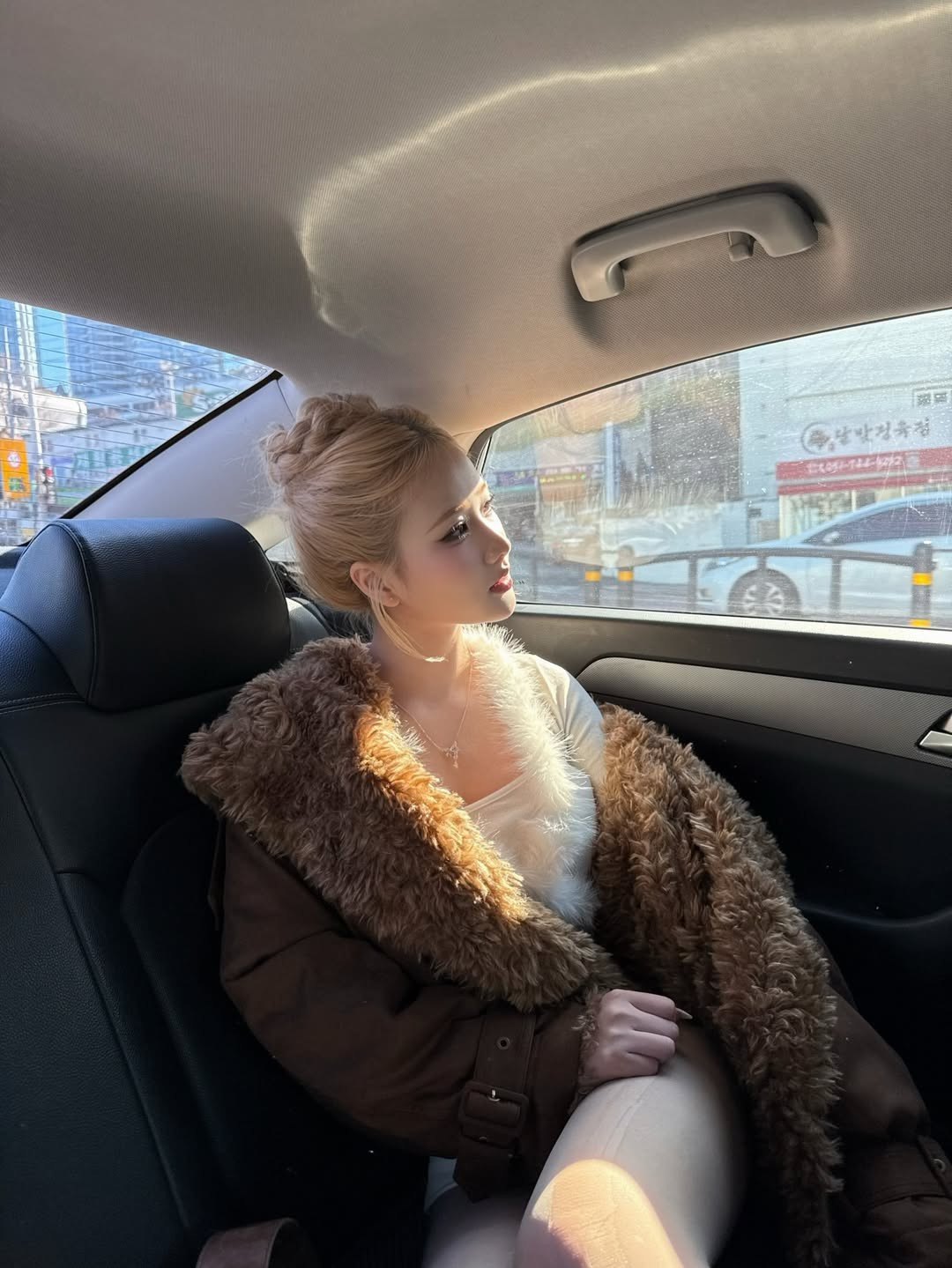 Điểm nhấn chính là đôi boots cổ cao màu be, giúp đôi chân của cô nàng trông dài miên man và tổng thể outfit trở nên cực kỳ "slay". (Ảnh: IGNV)