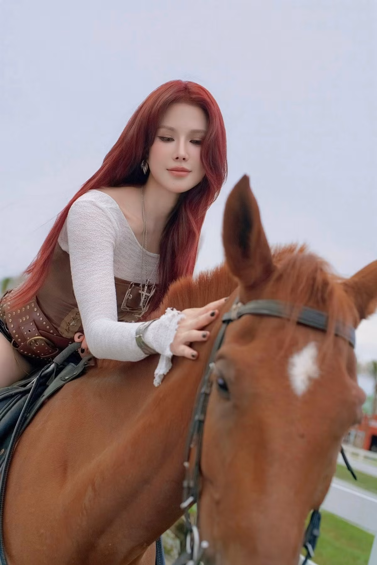 Outfit được hoàn thiện với quần short da màu đen, thắt lưng bản to cá tính và điểm nhấn là chiếc mũ cao bồi rộng vành. Diệp Lâm Anh hoàn thiện set đồ với ủng da cao cổ và phụ kiện lông. (Ảnh: IGNV)