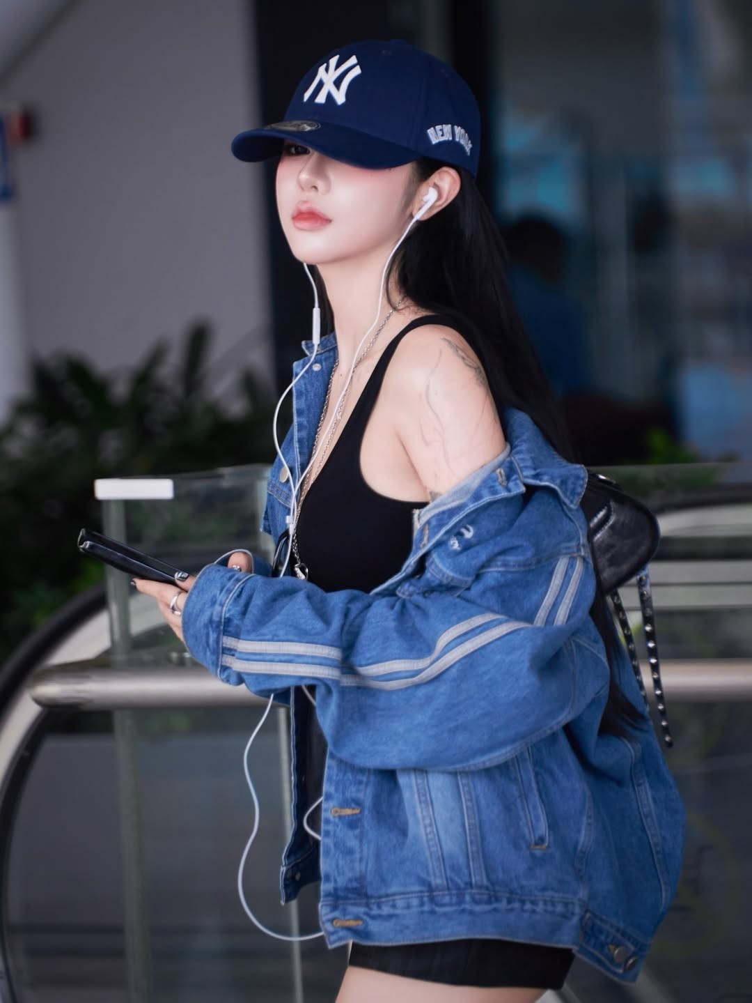 Ngay khi bộ ảnh được đăng tải, người hâm mộ đã không tiếc lời khen ngợi: "Xịn xò quá chị ơi", "Chị này ở nhóm nhạc nào thế ạ", "Xinh thế này thì em chịu chị rồi". (Ảnh: IGNV)