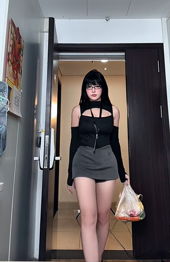 Mới đây, hot girl Una Tố Uyên đã khiến cộng đồng mạng một phen "đứng ngồi không yên" khi đăng tải đoạn video ghi lại khoảnh khắc trổ tài nữ công gia chánh tại nhà. Không chỉ gây ấn tượng bởi sự khéo léo, cô nàng còn chiếm trọn spotlight nhờ gu thời trang quyến rũ và vóc dáng cực phẩm. (Ảnh: IGNV)