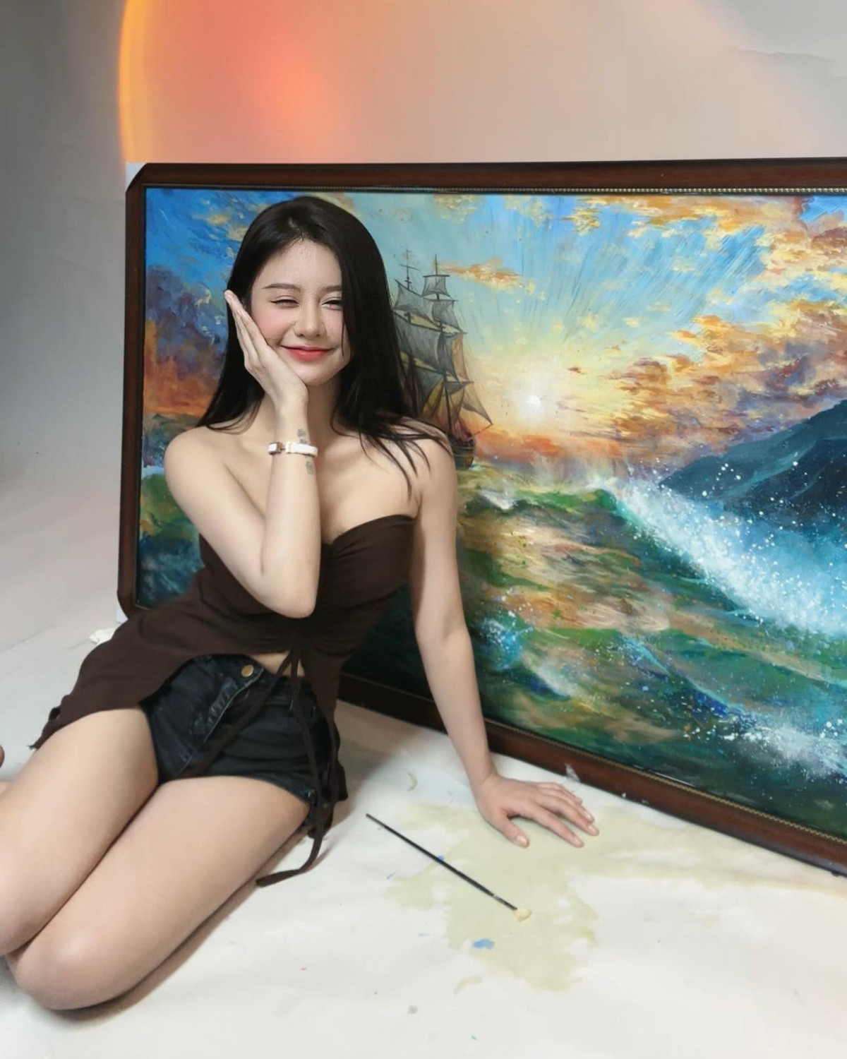 Nữ họa sĩ hóm hỉnh chia sẻ rằng nếu mặc đồ thoải mái bị coi là "mát mẻ", thì cô sẽ chọn trang phục "kín cổng cao tường" nhất có thể để vừa lòng dư luận. (Ảnh: FBNV)