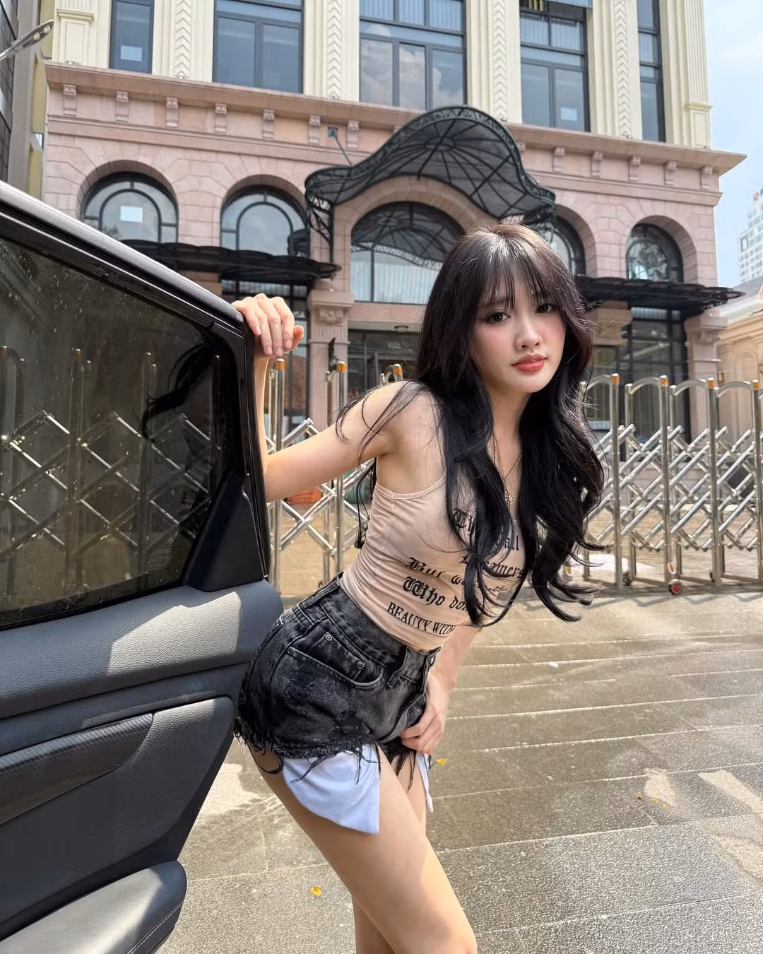 Trong bộ ảnh, Khánh Huyền đã khéo léo kết hợp các item xu hướng để tạo nên một tổng thể vừa quyến rũ vừa mạnh mẽ. (Ảnh: IGNV)