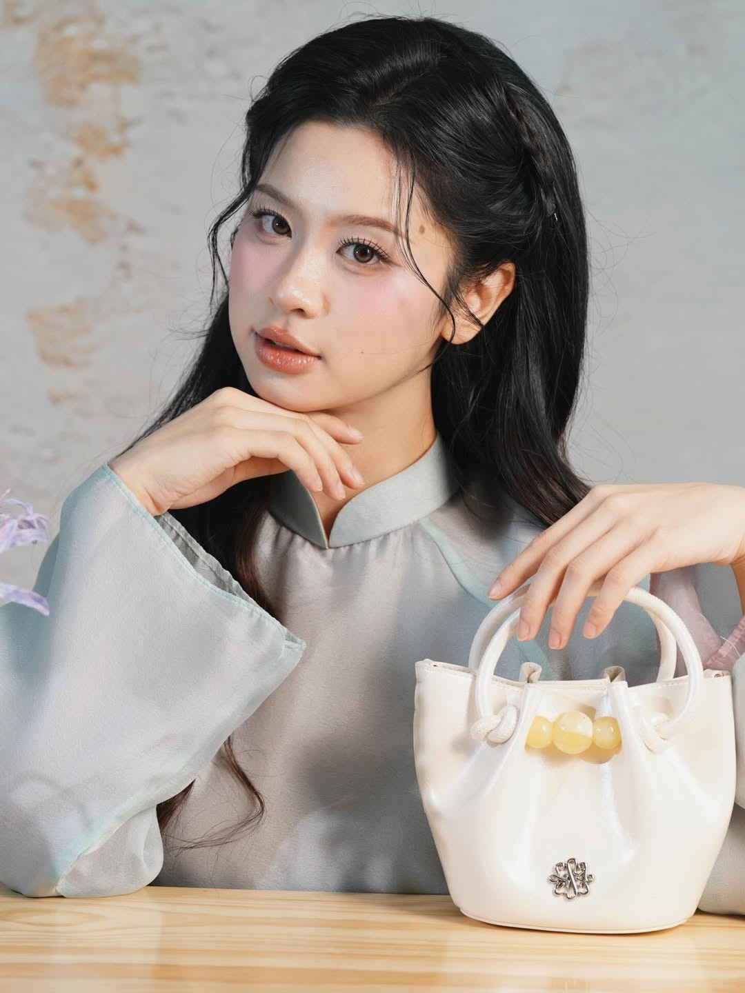 Hàn Hằng trong tà áo dài mang vẻ đẹp đằm thắm, dịu dàng. Làn da trắng sứ cùng nụ cười rạng rỡ giúp cô nàng trông trẻ trung như những cô gái tuổi đôi mươi, dù thực tế cô đã bước sang thiên chức làm mẹ. (Ảnh: IGNV)