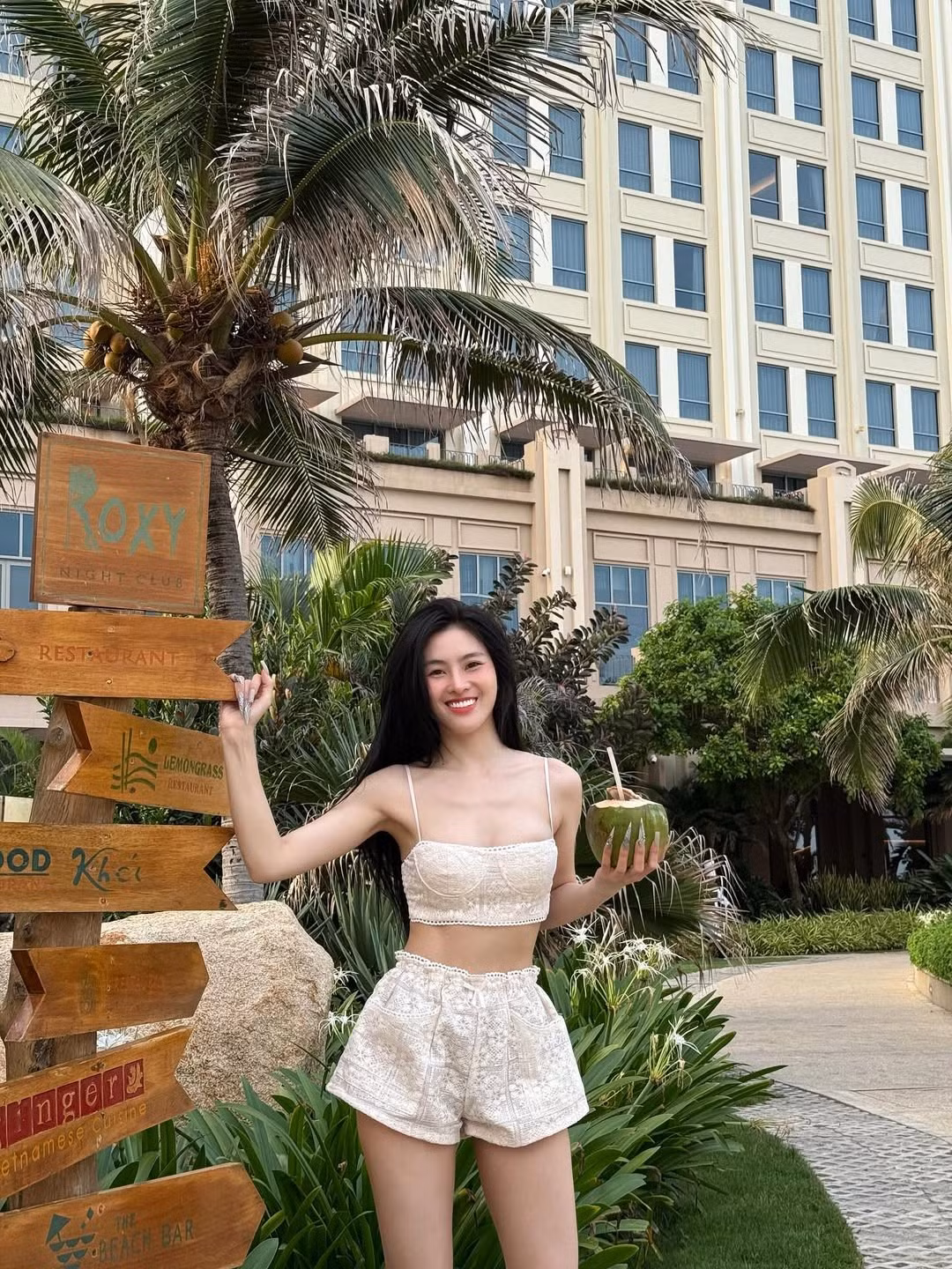 Trong những hình ảnh được đăng tải, Tammy Phạm xuất hiện với bộ trang phục hai mảnh màu trắng tinh khôi, được làm từ chất liệu ren họa tiết tinh xảo.