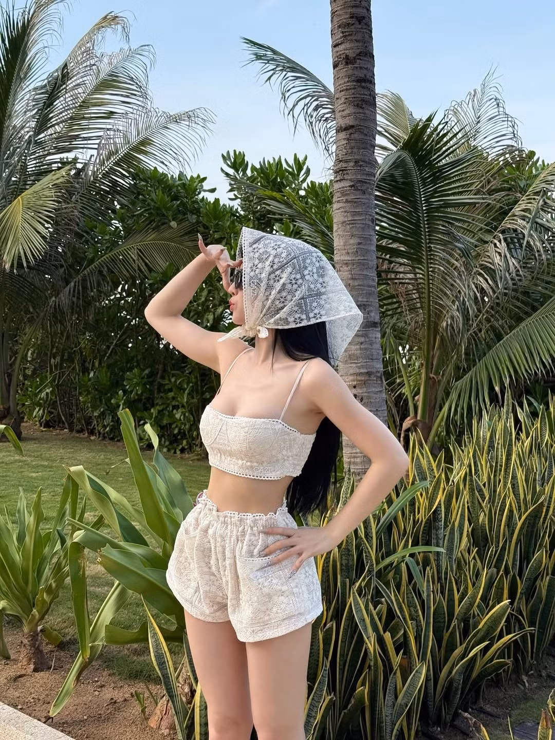 Điểm nhấn đặc biệt trong phong cách của Tammy Phạm lần này là chiếc khăn trùm đầu bằng ren cùng tông màu, mạng lại nét ngọt ngào, đáng yêu cho tổng thể,