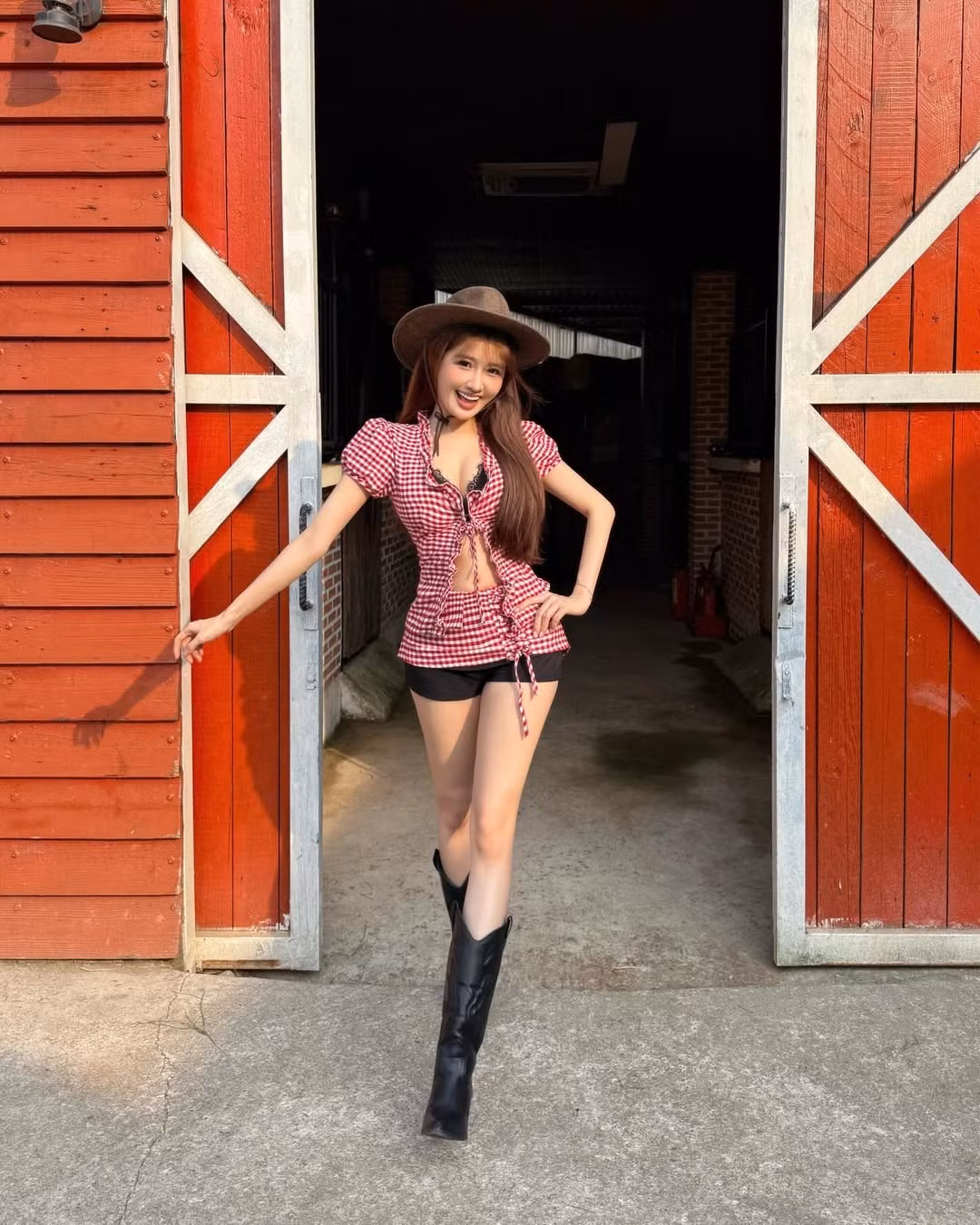 Bộ ảnh hiện đang nhận được lượng tương tác khủng và được chia sẻ rộng rãi trên các hội nhóm trai xinh gái đẹp, một lần nữa khẳng định sức hút không hề nhỏ của nàng hot girl gốc Đà Nẵng (Ảnh: IGNV)