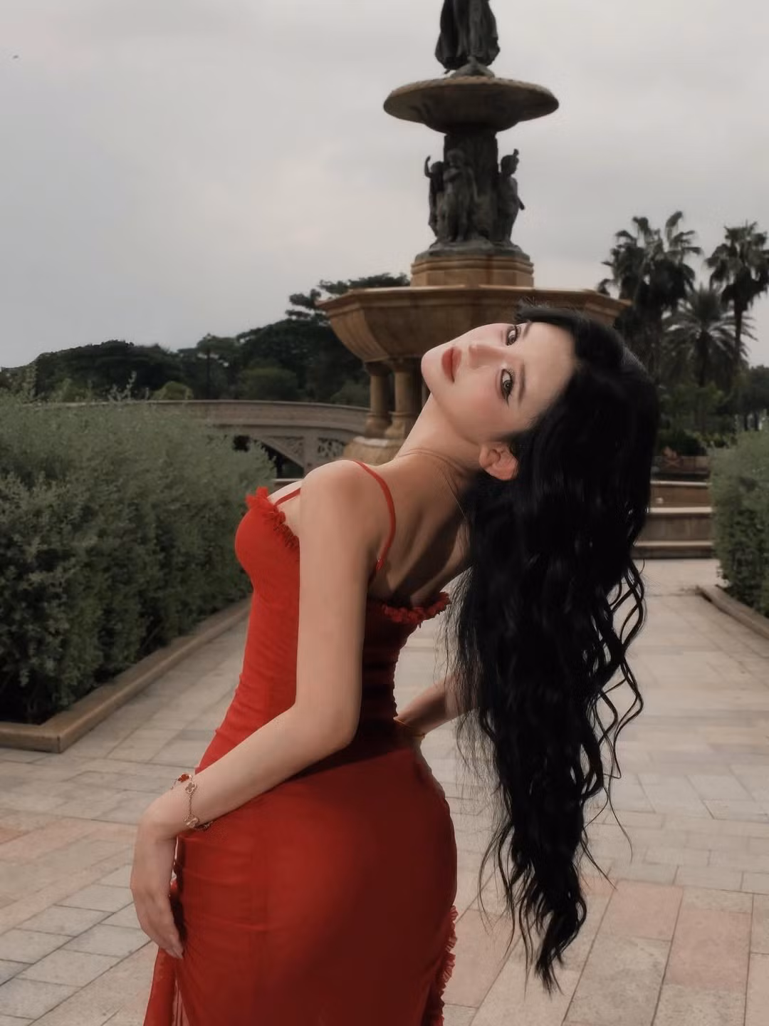 Điểm nhấn đáng chú ý nhất trong loạt ảnh này chính là đôi chân dài miên man, thẳng tắp của Nguyễn Phương Trinh. Trong chiếc đầm xẻ tà táo bạo và những đôi giày cao gót cùng tông màu, Phương Trinh khéo léo khoe trọn lợi thế hình thể. (Ảnh: IGNV)