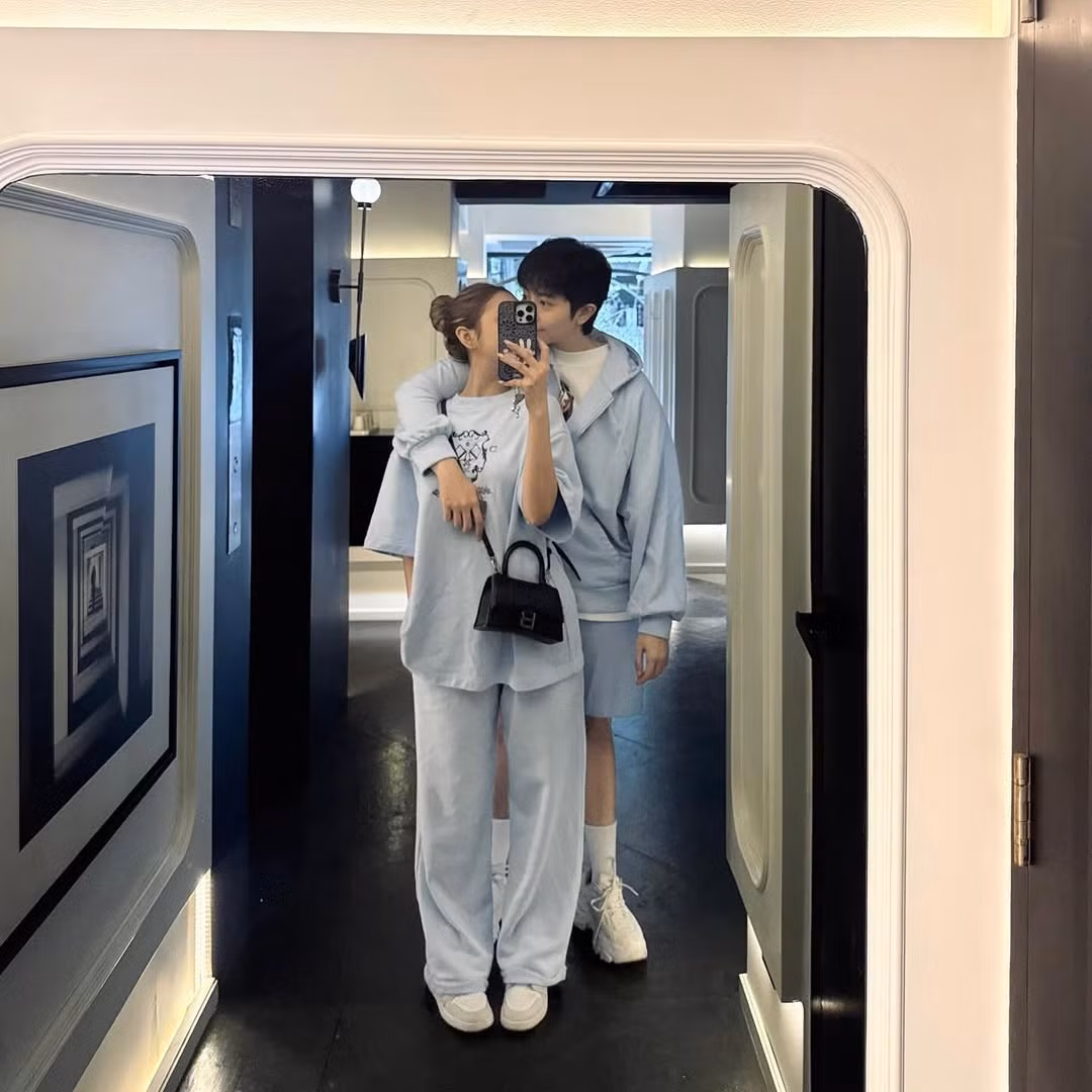 Mới đây, hot girl Xoài Non (Phạm Thùy Trang) lại một lần nữa khiến cộng đồng mạng "tan chảy" khi đăng tải loạt ảnh tình tứ bên cạnh người yêu là Gil Lê. Đặc biệt, trong những khoảnh khắc ngọt ngào này, cặp đôi đã không ngần ngại trao nhau nụ hôn nồng cháy. (Ảnh: FBNV)