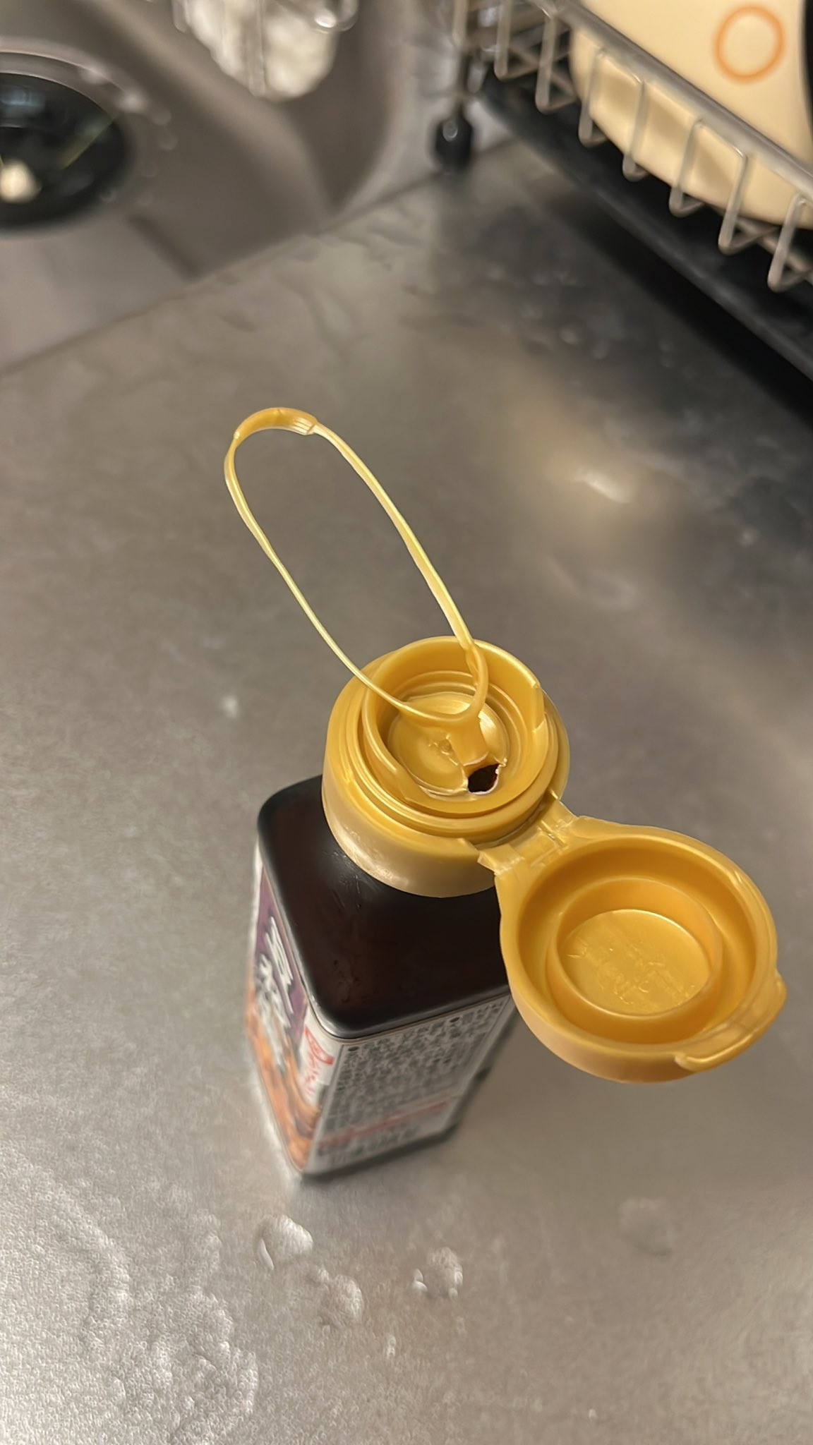 Người mở nắp có lẽ chắc đang...làm đơn khiếu nại đến nhà sản xuất.