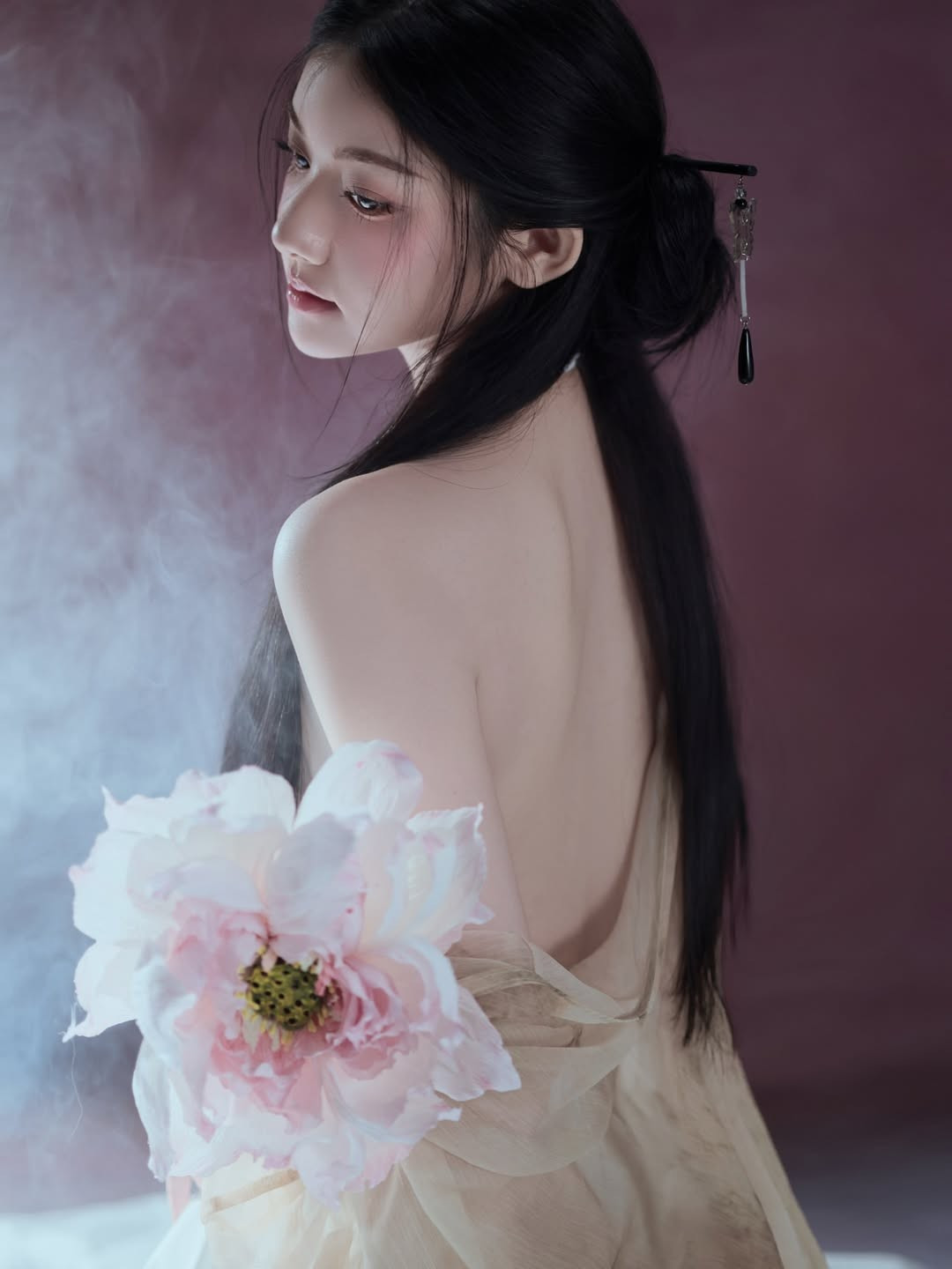 Thiết kế hở lưng trần tinh tế không chỉ tôn lên bờ vai thon thả mà còn làm nổi bật nét quyến rũ, mong manh của cô gái tuổi đôi mươi. (Ảnh: IGNV)