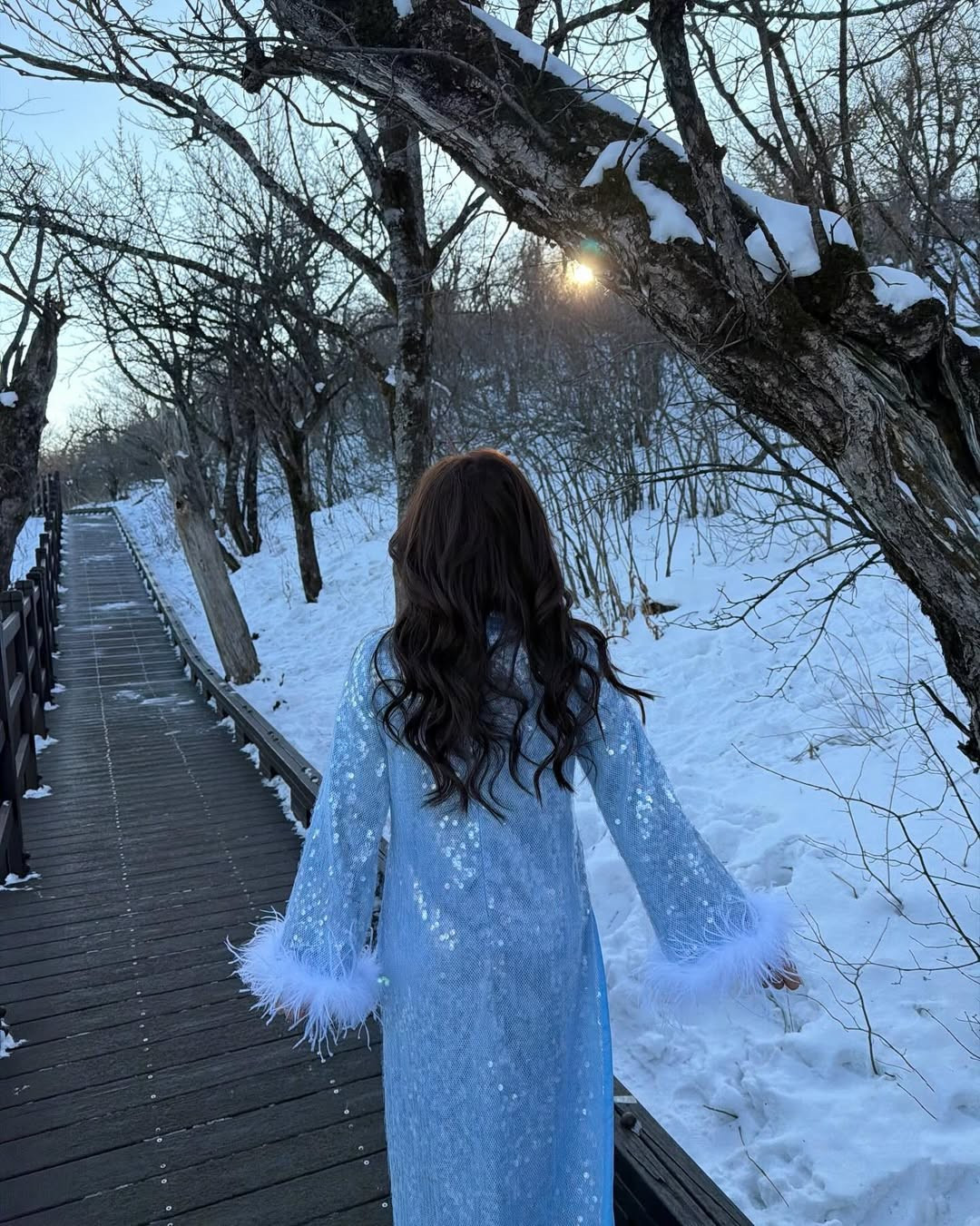 Với Mai Hương, việc mang tà áo dài lên đỉnh núi tuyết không chỉ là để có những bức hình "sống ảo" đẹp mắt, mà còn là cách cô giới thiệu nét đẹp trang phục truyền thống Việt Nam đến với bạn bè quốc tế. (Ảnh: IGNV)