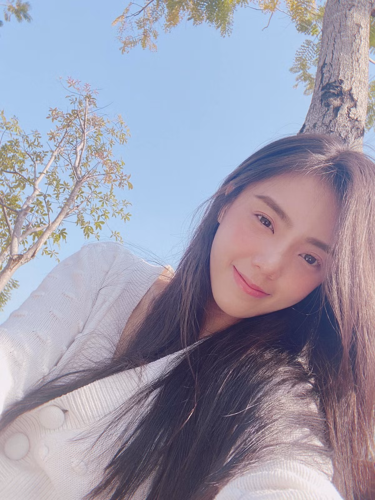 Điều khiến nhiều người bất ngờ là dù đã trải qua ba lần sinh nở, Lâm Á Hân vẫn giữ được vóc dáng cân đối, làn da mịn màng và thần thái rạng rỡ.