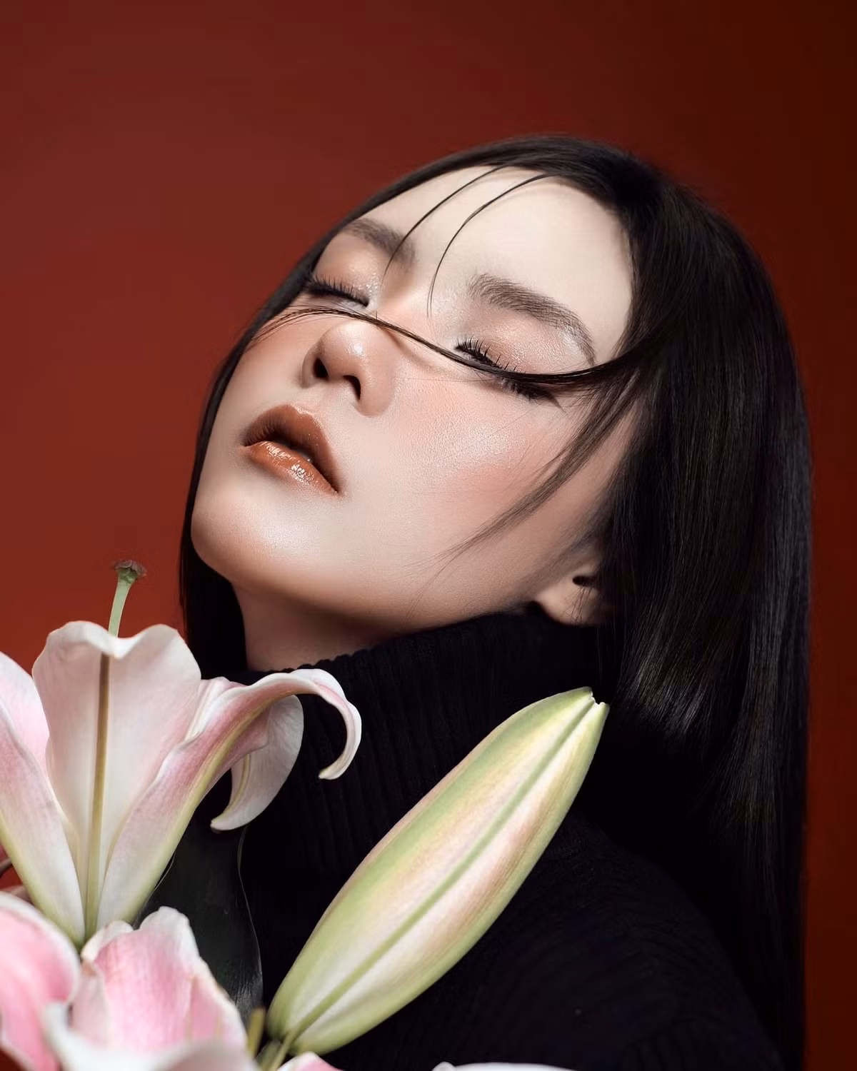 Lâm Á Hân nổi lên vào đầu những năm 2010 khi mạng xã hội bắt đầu bùng nổ và các nhóm hài online trở thành xu hướng. Với gương mặt xinh xắn, tính cách hài hước và lối thể hiện biểu cảm duyên dáng, cô nhanh chóng trở thành một trong những “crush quốc dân” của thế hệ 9X.