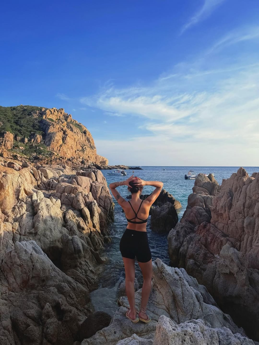 Không cần tạo dáng cầu kỳ, người đẹp sinh năm 1990 chỉ cần thoải mái đứng trên những mỏm đá, hòa mình vào thiên nhiên cũng đủ thu hút. (Ảnh: IGNV)