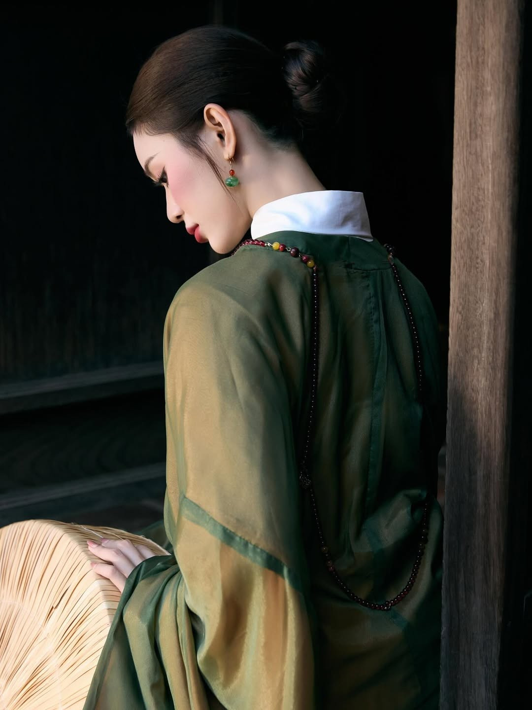 Sự tương phản giữa nhan sắc trẻ trung của Mai Hà Hoàng Yến và vẻ rêu phong của bối cảnh tạo nên một sức hút lạ kỳ, khiến người xem không khỏi xuýt xoa về vẻ đẹp của phụ nữ Việt trong tà áo cổ truyền. (Ảnh: IGNV)