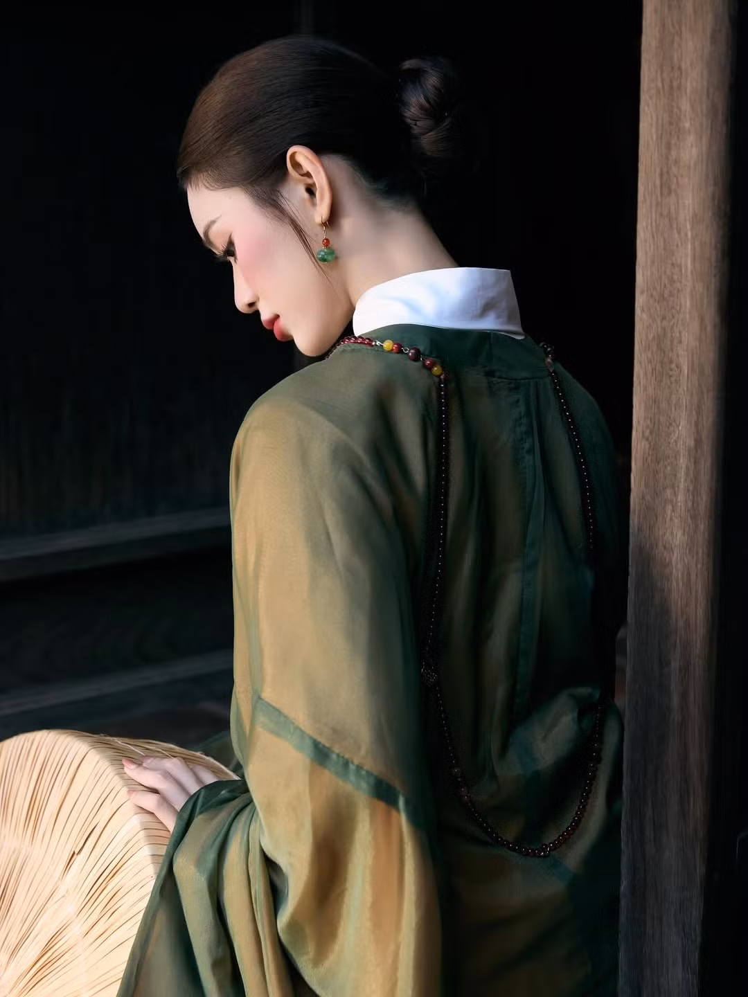 Sự tương phản giữa nhan sắc trẻ trung của Mai Hà Hoàng Yến và vẻ rêu phong của bối cảnh tạo nên một sức hút lạ kỳ, khiến người xem không khỏi xuýt xoa về vẻ đẹp của phụ nữ Việt trong tà áo cổ truyền. (Ảnh: IGNV)