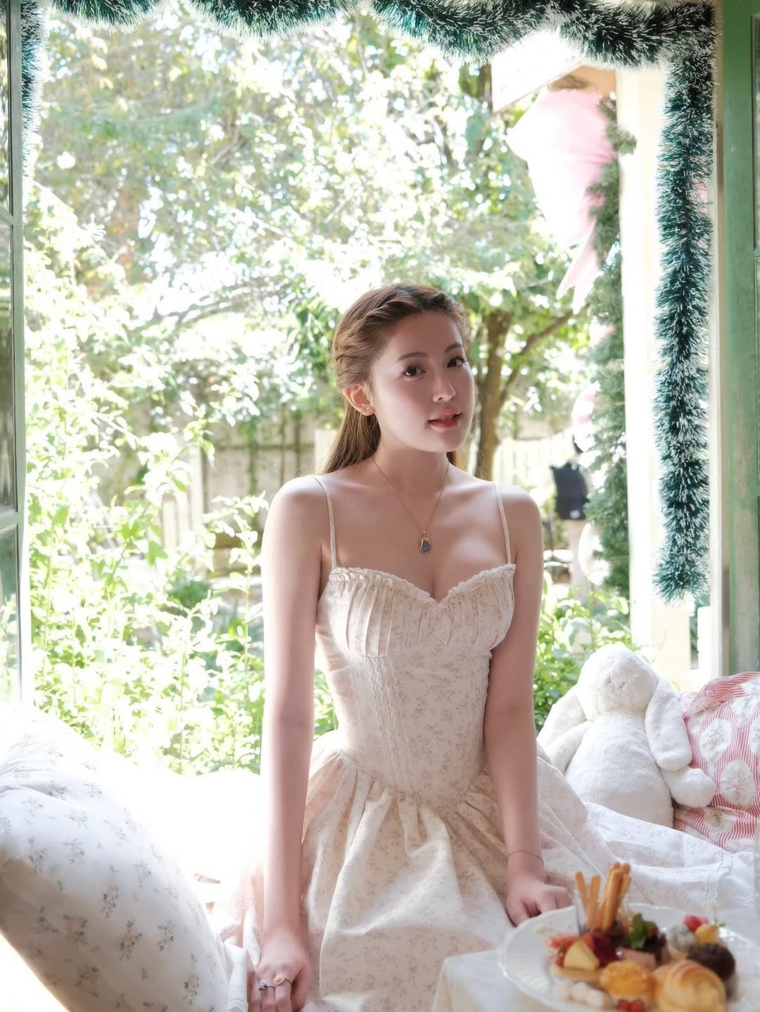 Bối cảnh của bộ ảnh được thực hiện tại một góc nhỏ mang đậm phong cách châu Âu cổ điển. (Ảnh: IGNV)