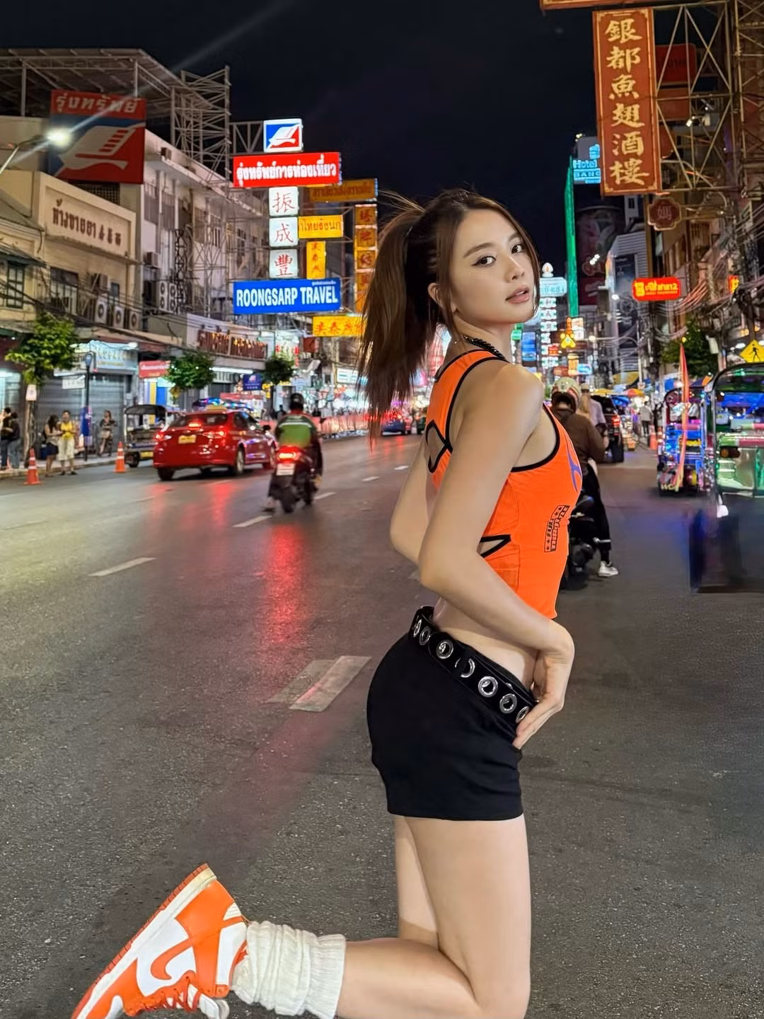 Loạt ảnh này ngay lập tức nhận được "bão like" và hàng loạt bình luận tích cực từ cộng đồng mạng, không chỉ khen ngợi gu thời trang "không phải dạng vừa" mà còn trầm trồ trước nhan sắc ngày càng thăng hạng của Thiều Bảo Trang.