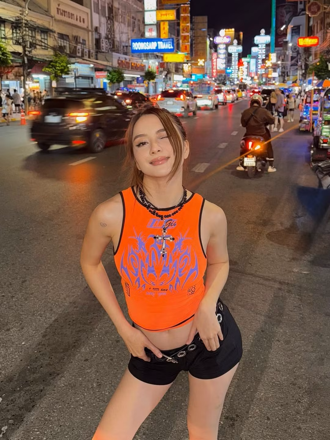 Với mái tóc buông xõa tự nhiên và lối trang điểm sắc sảo, Thiều Bảo Trang toát lên vẻ ngoài cuốn hút, cool ngầu, sẵn sàng "cháy" hết mình cùng những bản hit của Jay Park.