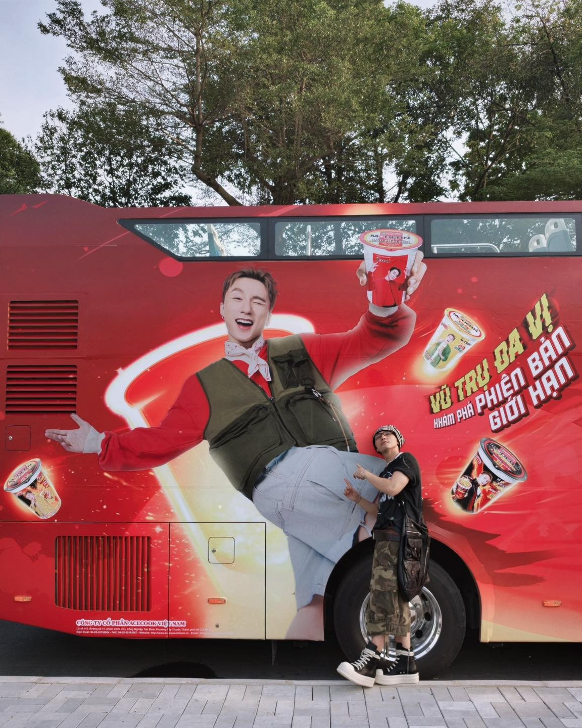 Đây không phải lần đầu tiên Sơn Tùng M-TP khiến fan bất ngờ với những địa điểm check-in cực kỳ bình dân. Trước đó, anh chàng từng gây bão mạng xã hội khi tung bộ ảnh tại các địa điểm quen thuộc như chợ Bến Thành, hồ Tây (Hà Nội), Thảo Cầm Viên...(Ảnh: Facebook M-TP)