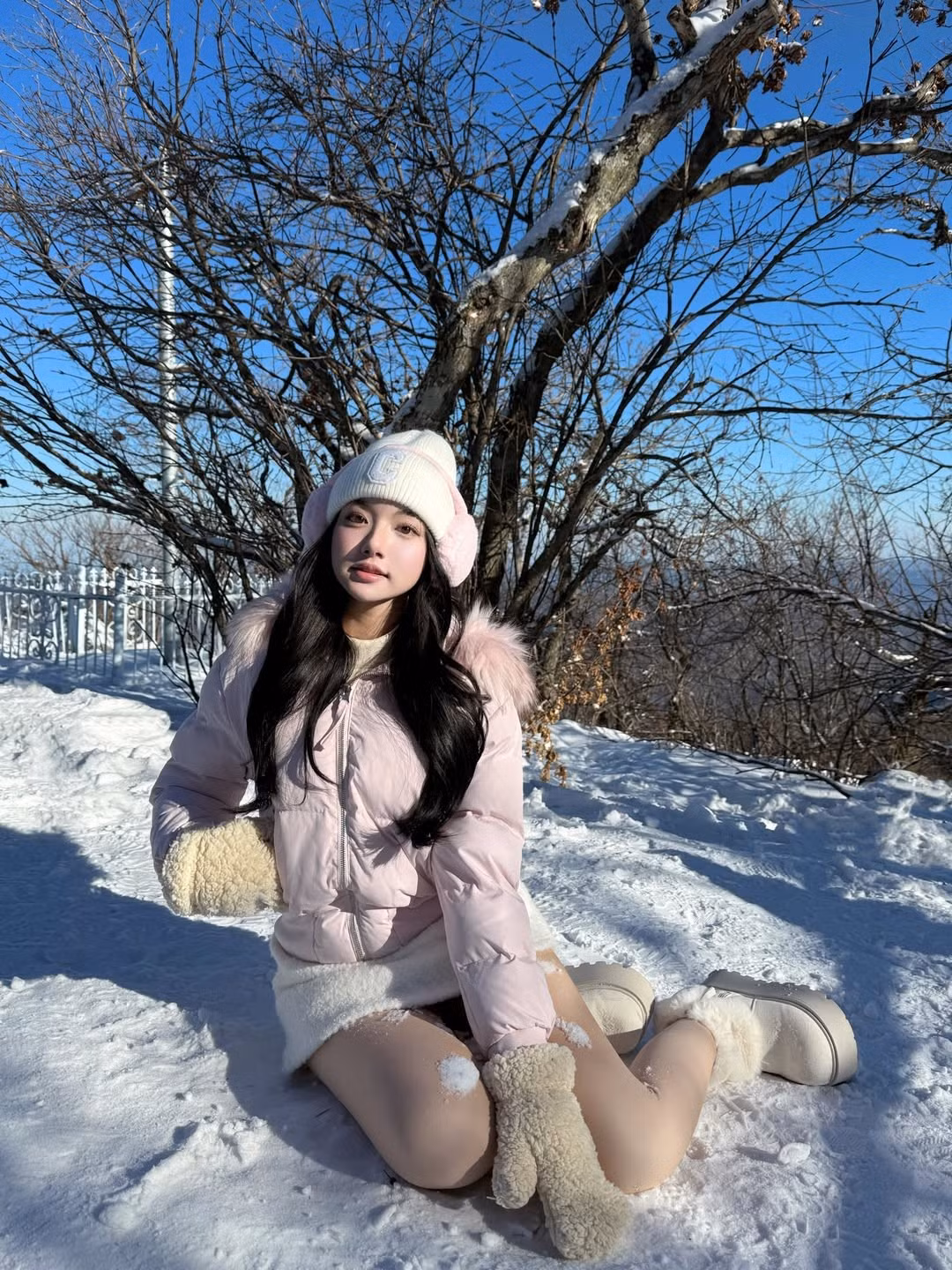 Dù thời tiết Gangwon đang ở mức âm độ, nữ TikToker vẫn giữ được thần thái rạng rỡ, nụ cười tỏa nắng "sưởi ấm" cả khung hình. (Ảnh: IGNV)