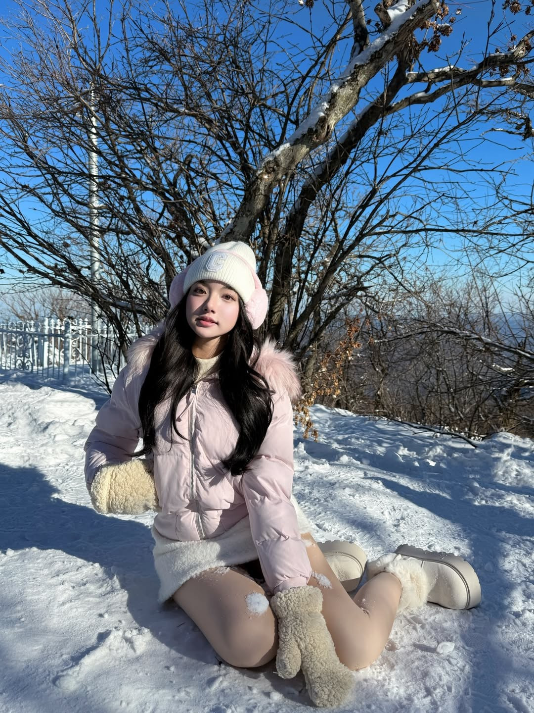 Dù thời tiết Gangwon đang ở mức âm độ, nữ TikToker vẫn giữ được thần thái rạng rỡ, nụ cười tỏa nắng "sưởi ấm" cả khung hình. (Ảnh: IGNV)