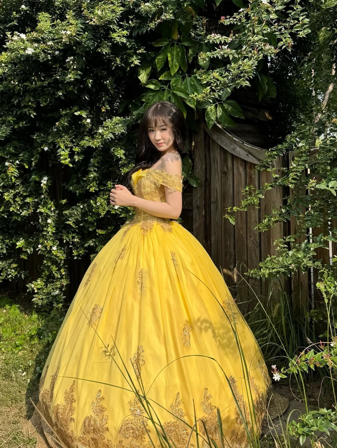 Đăng tải kèm bộ ảnh, Hoàng Lan Anh viết: "22 tuổi... chúc em thành công trên con đường em chọn". Dòng trạng thái ngắn gọn đã nhận về hàng nghìn lượt yêu thích và "mưa" lời chúc từ cộng đồng mạng. (Ảnh: IGNV)