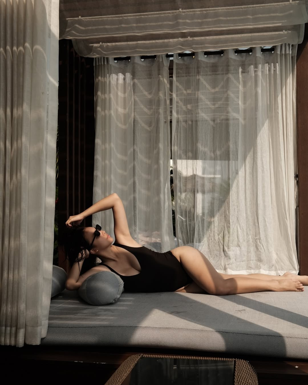 Ngay sau khi đăng tải, bộ ảnh của Trâm Anh đã nhanh chóng nhận được "bão" lượt thích và bình luận. Đa số người hâm mộ đều dành lời khen ngợi cho nhan sắc thăng hạng và vóc dáng ngày càng hoàn thiện của cô.