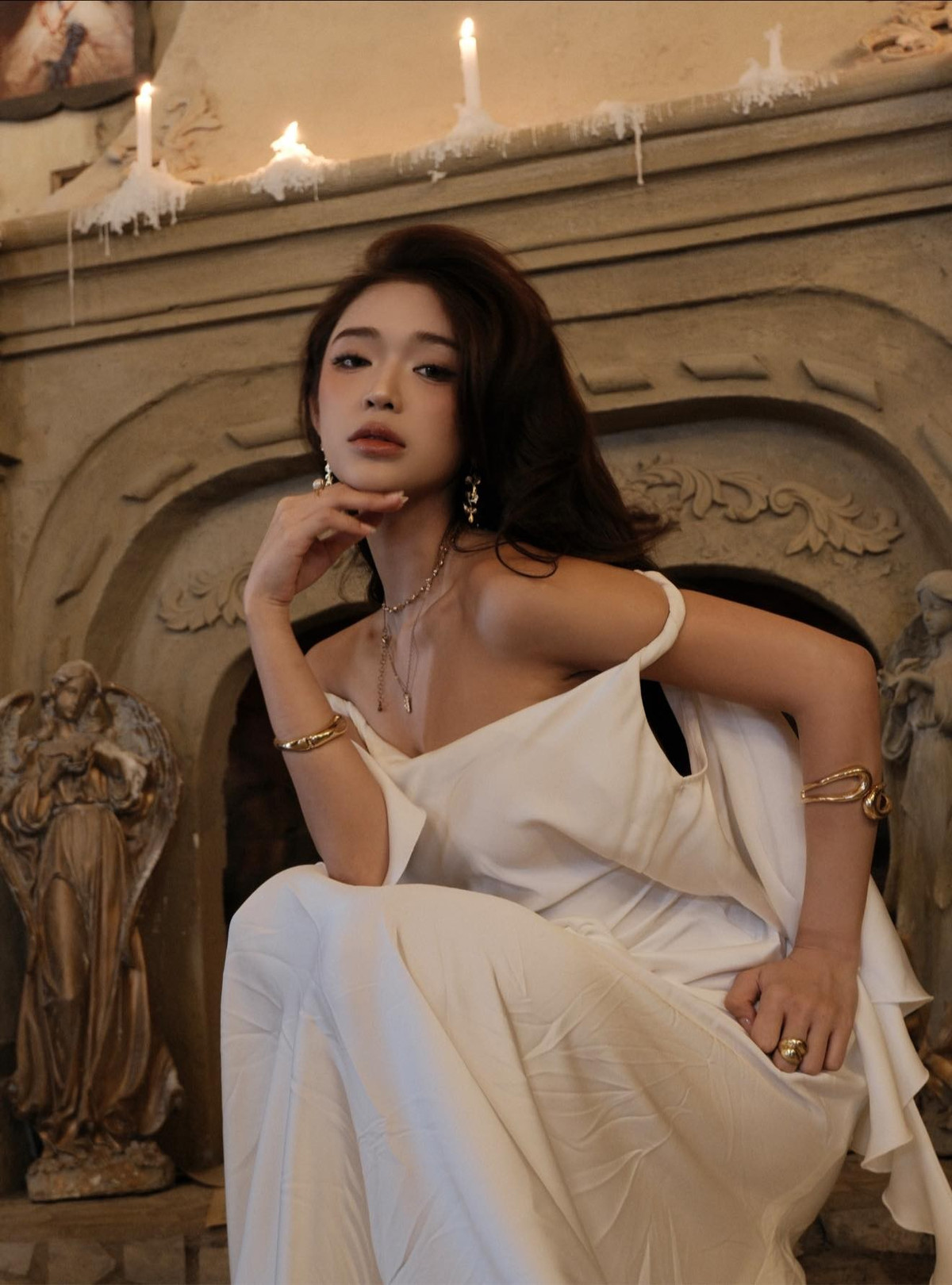 Hoàng Yến thường xuyên xuất hiện với những bộ đầm cắt xẻ tinh tế, khoe trọn vóc dáng mảnh mai và vòng eo "con kiến".