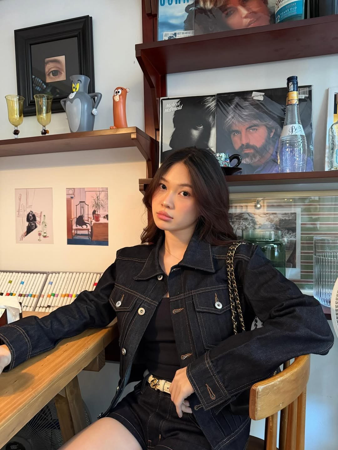 Sự trở lại của Ly Phạm với bộ ảnh denim này không chỉ đánh dấu một cột mốc mới trong hành trình thời trang của cô mà còn khẳng định vị thế của một hot girl luôn biết cách làm mới mình và truyền cảm hứng. (Ảnh: IGNV)