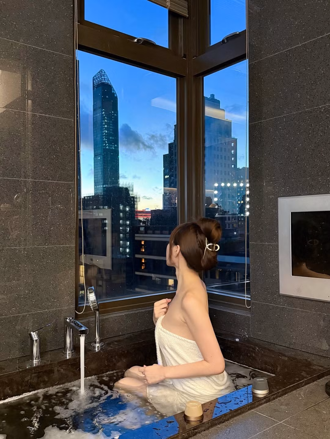 Tình cảnh này đã khiến chủ nhà ở tầng dưới khá tức giận và phàn nàn với cô nàng, trong khi Donna chỉ biết "dở khóc dở cười" và gửi lời xin lỗi vì sự cố bất ngờ. (Ảnh: IGNV)