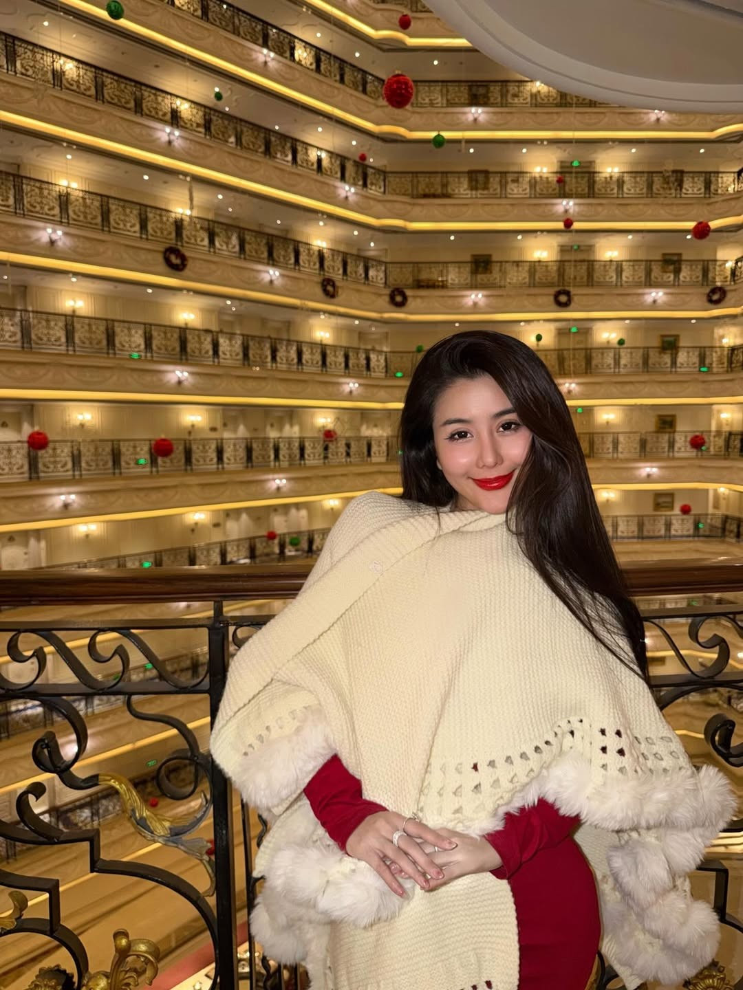 Dù hiện nay có rất nhiều gương mặt mới nổi lên, nhưng cái tên Võ Ngọc Trân vẫn chưa bao giờ hạ nhiệt. Từ danh xưng "thiên thần áo dài" thời còn đi học, cô nàng đã có màn lột xác ngoạn mục sang phong cách trưởng thành, quyến rũ và thời thượng hơn. (Ảnh: IGNV)