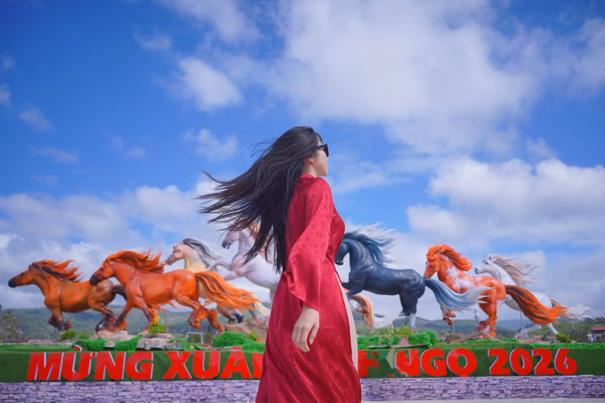 Ngay sau khi những hình ảnh đầu tiên về cụm linh vật được hé lộ, địa điểm này đã nhanh chóng trở thành "tọa độ" hot nhất trên các trang mạng xã hội. (Ảnh: Trúc Dương)