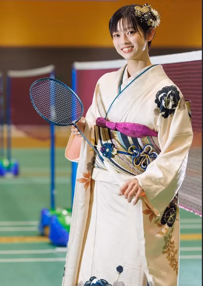 Trong những hình ảnh được chia sẻ, Maya Taguchi lựa chọn bộ Kimono mang tông màu trắng kem nhã nhặn, điểm xuyết bằng những họa tiết hoa văn cổ điển tinh tế. Sự kết hợp giữa nét đẹp hiện đại, rạng rỡ của một vận động viên và sự thanh tao của trang phục truyền thống đã tạo nên một tổng thể vô cùng cuốn hút. (Ảnh: IGNV)