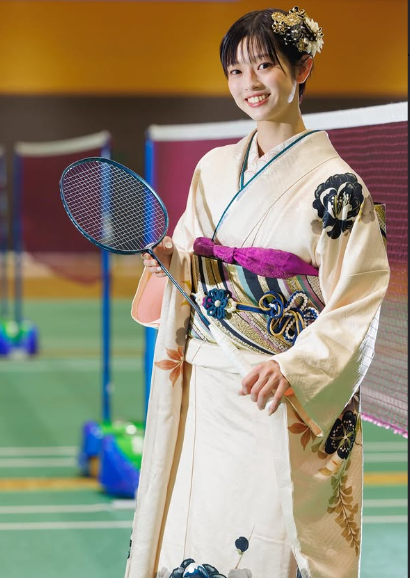 Trong những hình ảnh được chia sẻ, Maya Taguchi lựa chọn bộ Kimono mang tông màu trắng kem nhã nhặn, điểm xuyết bằng những họa tiết hoa văn cổ điển tinh tế. Sự kết hợp giữa nét đẹp hiện đại, rạng rỡ của một vận động viên và sự thanh tao của trang phục truyền thống đã tạo nên một tổng thể vô cùng cuốn hút. (Ảnh: IGNV)