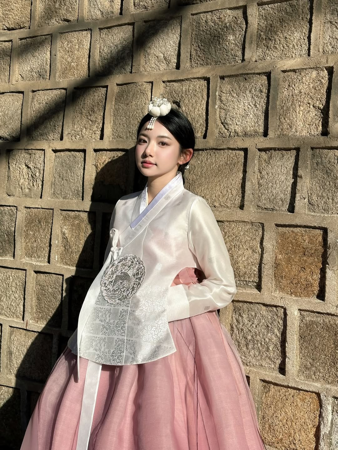 Quỳnh Trương (tên thật là Trương Thị Quỳnh, sinh năm 2002) từ lâu đã không còn là cái tên xa lạ với giới trẻ Việt. Cô nàng được ưu ái gọi với biệt danh "Tiên nữ mukbang" nhờ những video thưởng thức món ăn đầy tinh tế, kết hợp với gương mặt thanh tú, ngọt ngào. (Ảnh: IGNV)