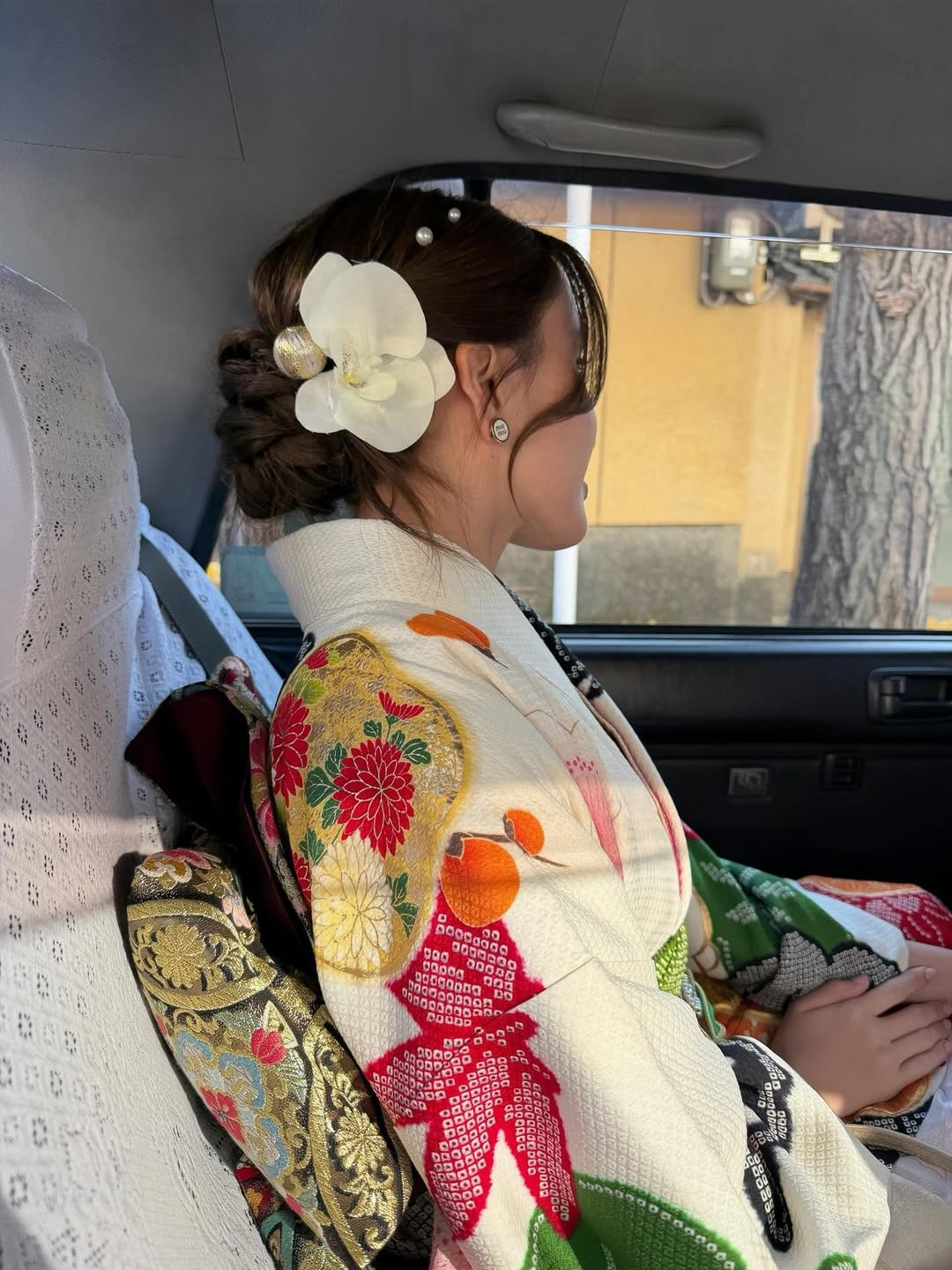 Trong các bức ảnh, nữ ca sĩ nổi bật dưới tán cây phong lá đỏ rực, tạo nên phông nền hoàn hảo cho bộ Kimono trắng. (Ảnh: IGNV)