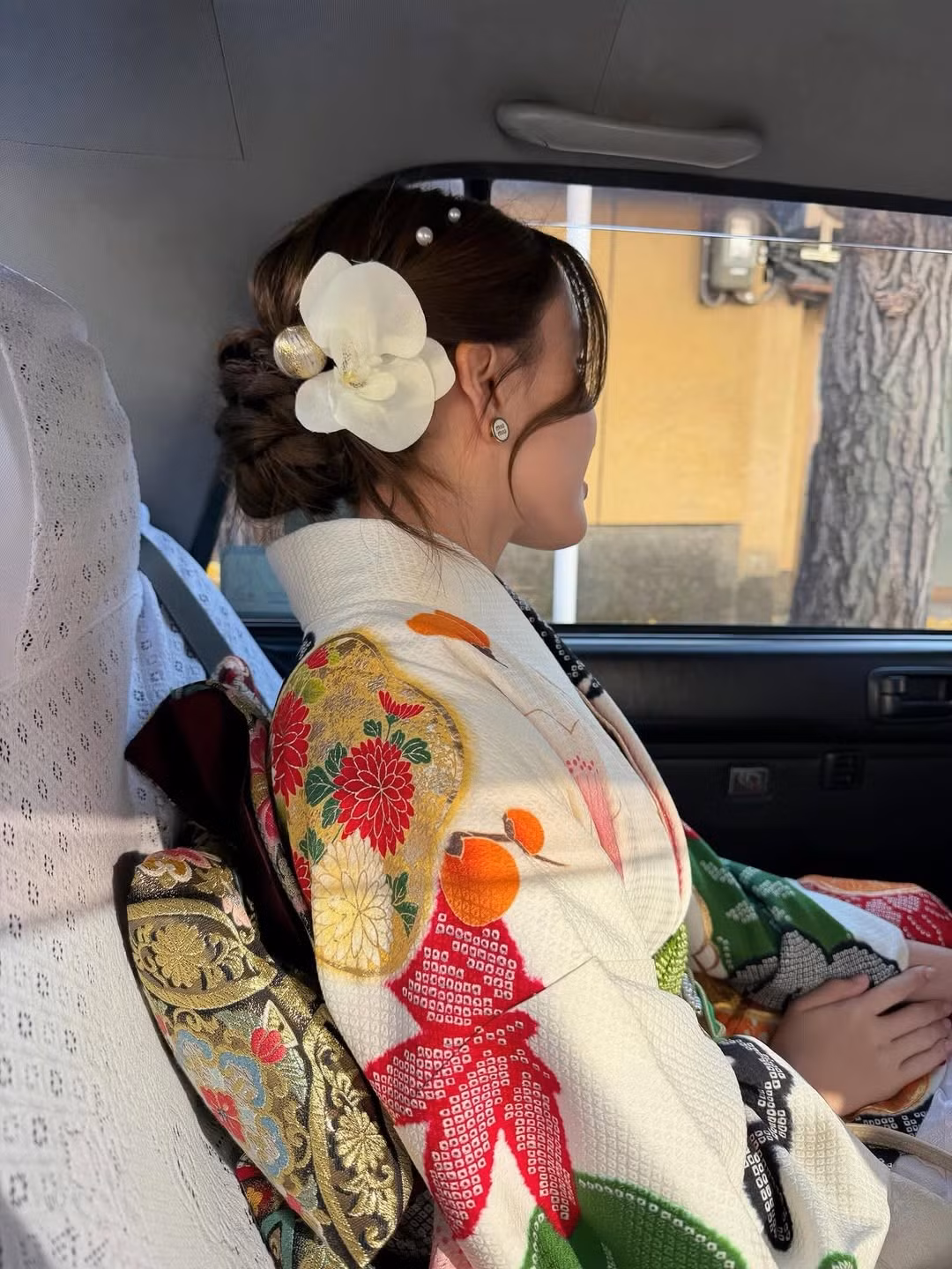 Trong các bức ảnh, nữ ca sĩ nổi bật dưới tán cây phong lá đỏ rực, tạo nên phông nền hoàn hảo cho bộ Kimono trắng. (Ảnh: IGNV)