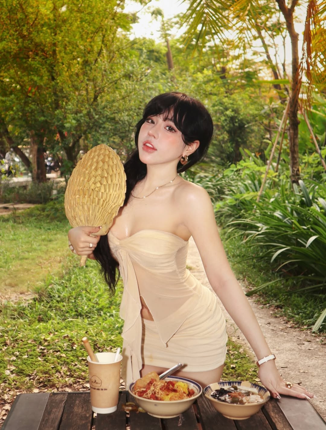 Hình xăm mã vạch vốn là biểu tượng của sự độc bản và cá tính riêng biệt. Việc hình xăm này lấp ló sau lớp áo cúp ngực mỏng manh không chỉ tạo nên sự đối lập thú vị giữa gương mặt "baby" và nét cá tính ngầm, mà còn khiến người xem không khỏi tò mò về ý nghĩa ẩn sau những con số của cô nàng. (Ảnh: IGNV)