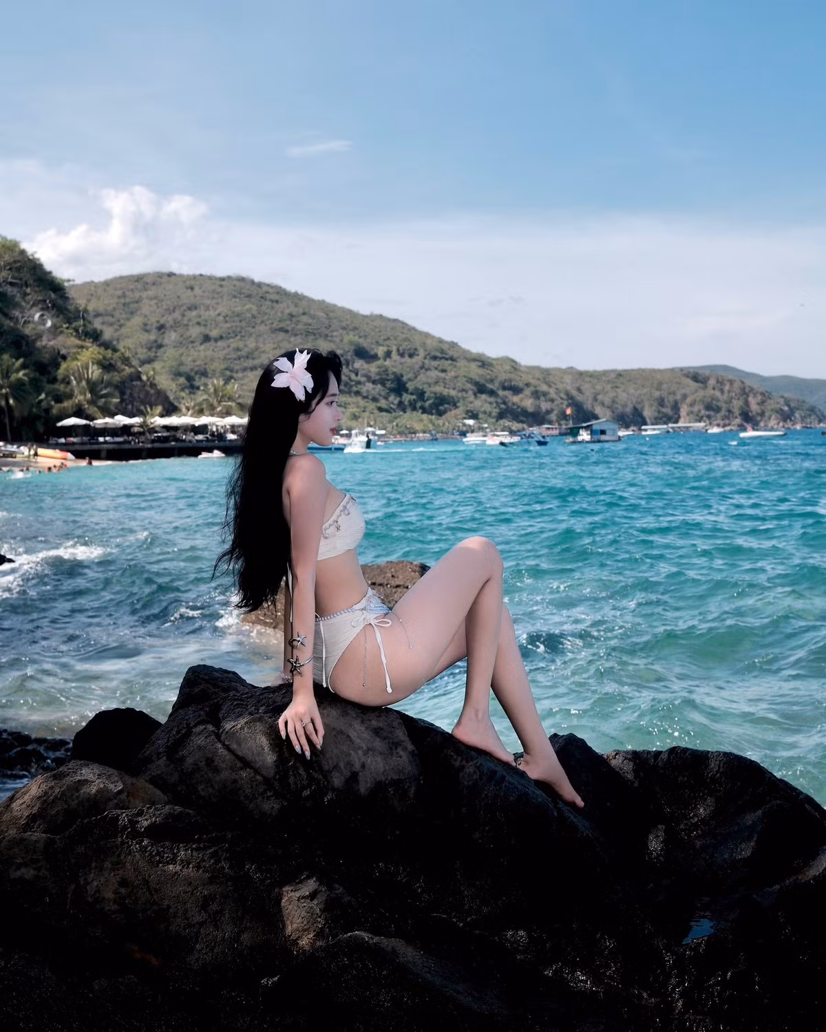 Trong loạt ảnh mới nhất, cô nàng lựa chọn bộ bikini hai mảnh màu kem nude cực kỳ thanh lịch và tinh tế. Thiết kế bandeau với những chi tiết xếp ly đắp chéo ở phần áo tạo nên sự sang trọng. (Ảnh: FBNV)