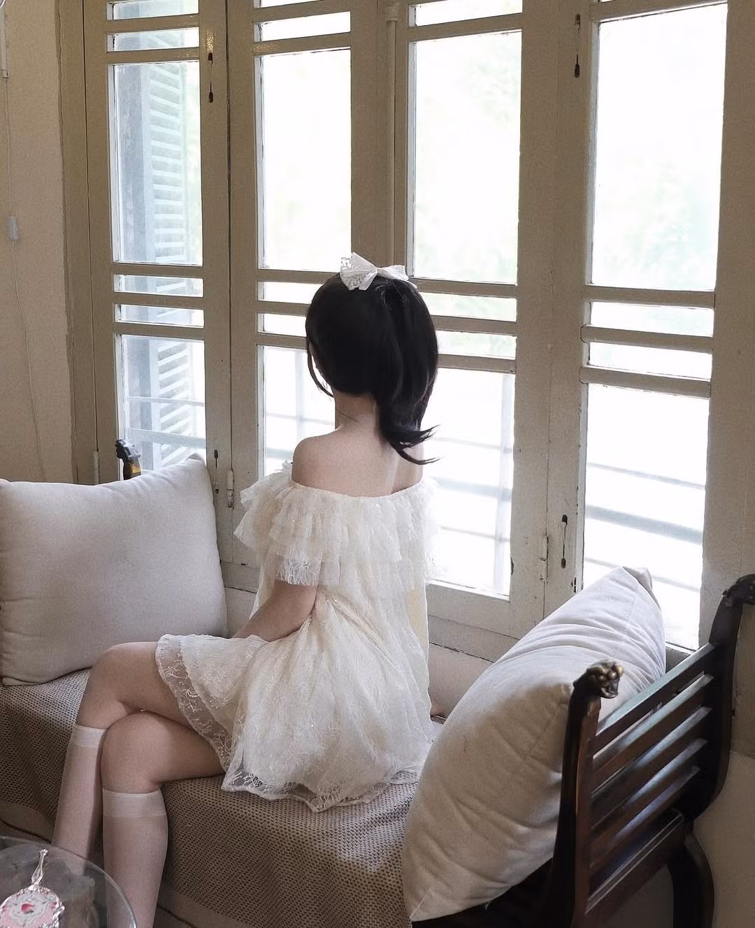 Không chỉ gây ấn tượng về ngoại hình, Nguyễn Hạnh còn thể hiện khả năng diễn xuất trước ống kính đầy cuốn hút. Từ ánh nhìn mơ màng ngoài cửa sổ, khoảnh khắc quay lưng trầm tư giữa không gian ấm cúng, mọi cử chỉ của cô đều toát lên sự nhẹ nhàng, thanh lịch. (Ảnh: IGNV)