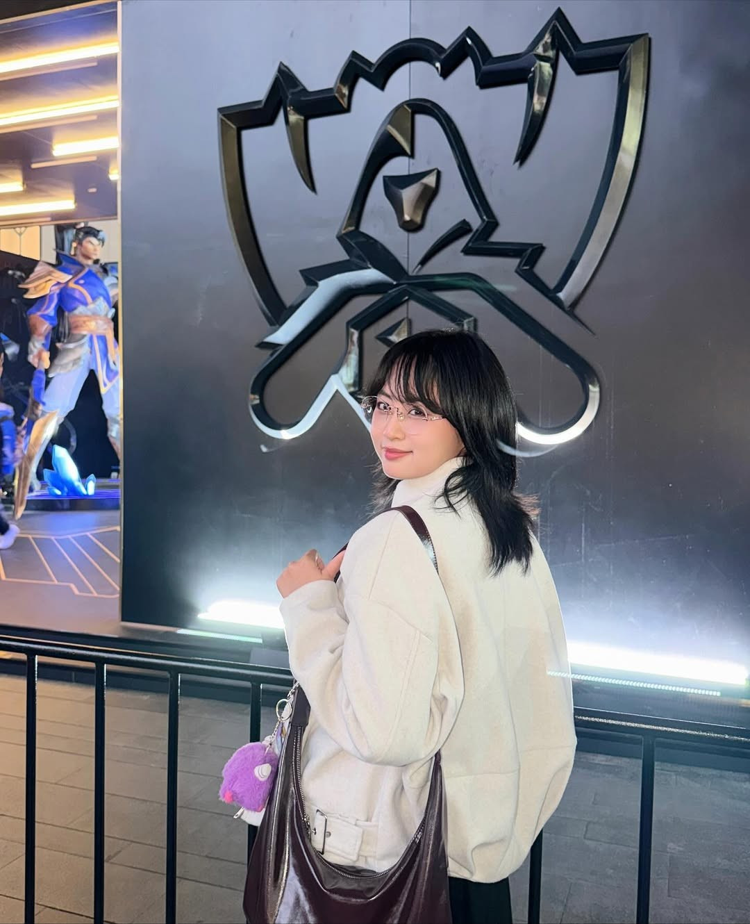 Trong khi đó, Minh Nghi diện trang phục tông màu trắng sáng, thể hiện phong cách năng động, thanh lịch quen thuộc.