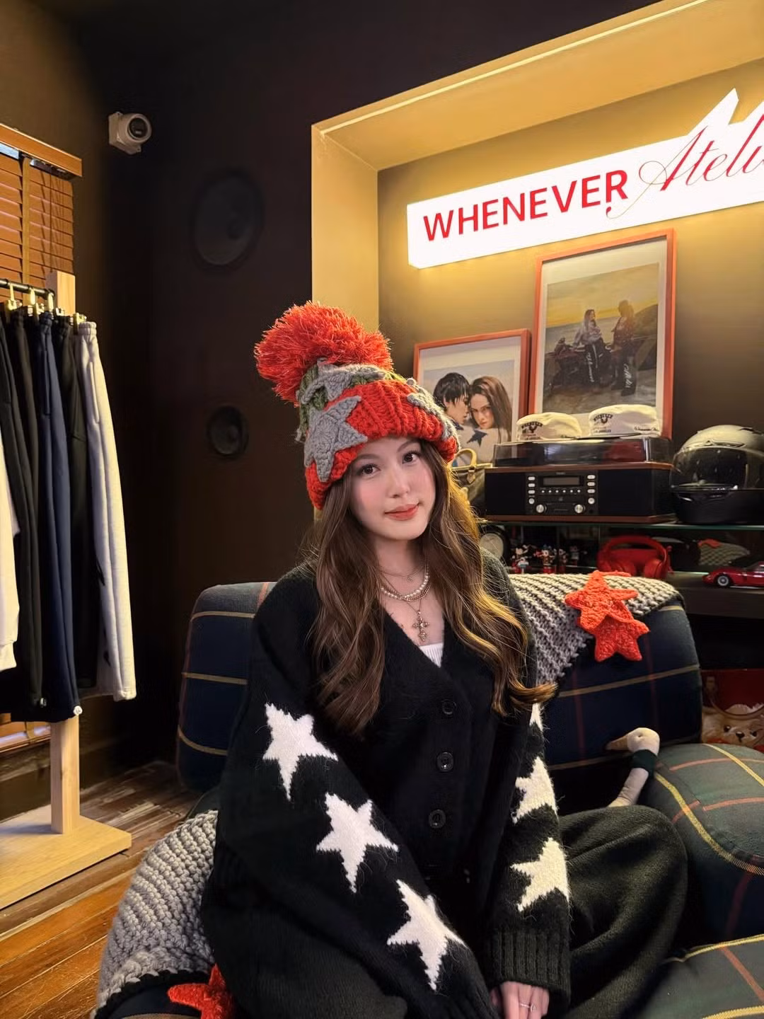 Tâm điểm của mọi ánh nhìn trong bộ ảnh này chính là chiếc mũ len đa sắc màu với thiết kế multi-pom-pom siêu nổi bật. (Ảnh: IGNV)