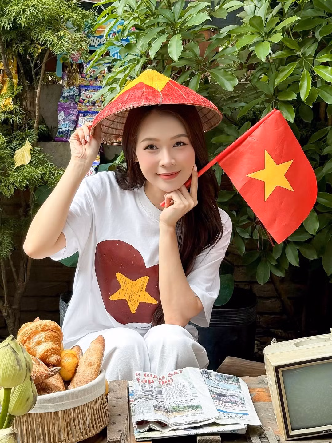 Bộ ảnh này đã nhận được nhiều phản hồi tích cực từ khán giả. Nhiều người dành lời khen ngợi cho vẻ đẹp của Sam và bày tỏ sự đồng cảm với tinh thần tự hào dân tộc mà cô đã thể hiện. (Ảnh: IGNV)