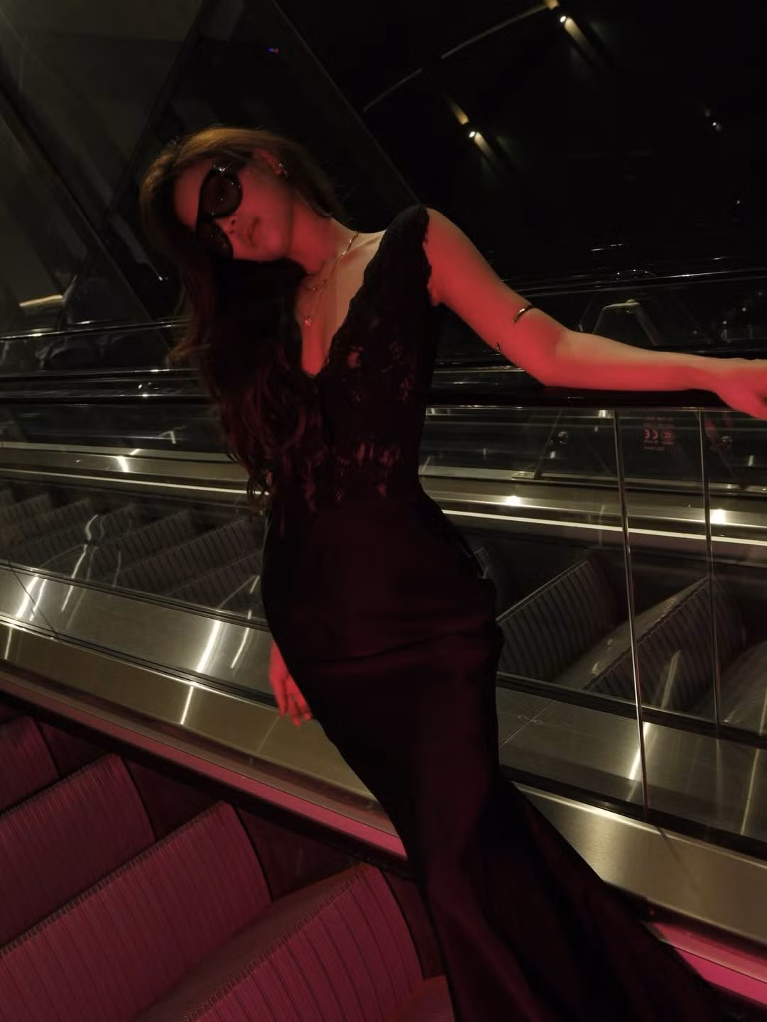 Chiếc đầm đen ôm sát cơ thể, đặc biệt ở vòng eo, đã làm nổi bật những đường cong "chết người" và vóc dáng săn chắc, cân đối của Tiktoker 2K2 này. (Ảnh: IGNV)